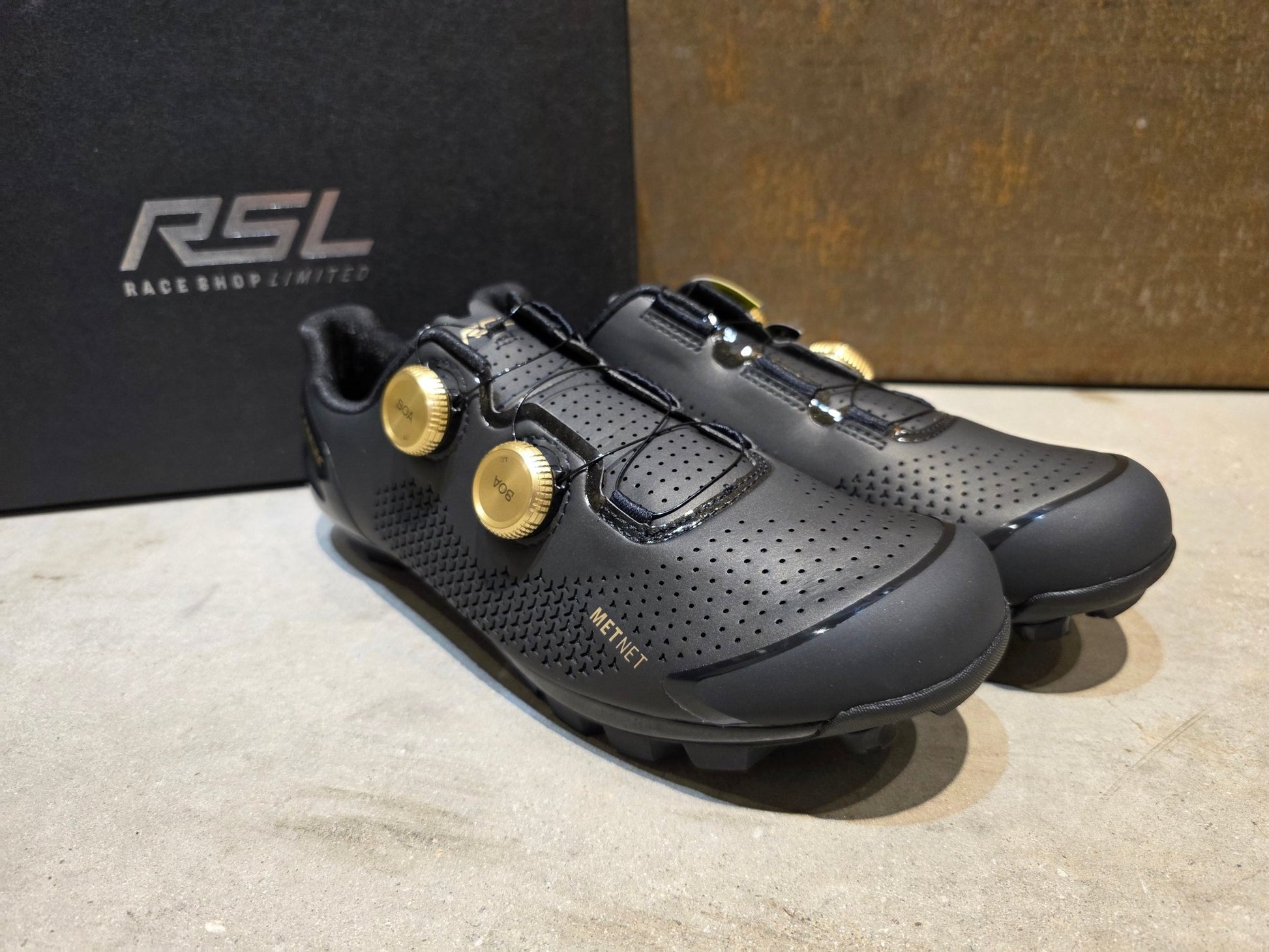 MTB - Herrenschuhe von Trek, TREK RSL MOUNTAIN BIKESCHUH / BLACK GOLD vor USEDBIKES - OB.DE Hintergrund