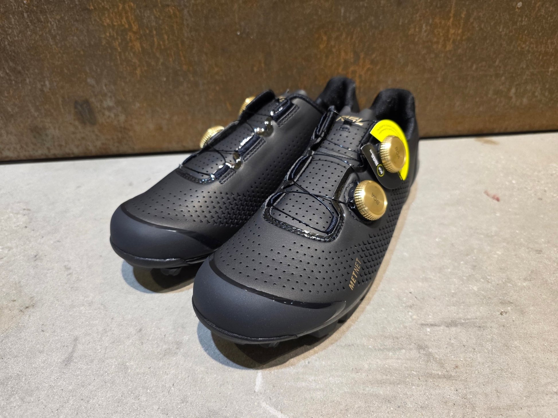 MTB - Herrenschuhe von Trek, TREK RSL MOUNTAIN BIKESCHUH / BLACK GOLD vor USEDBIKES - OB.DE Hintergrund