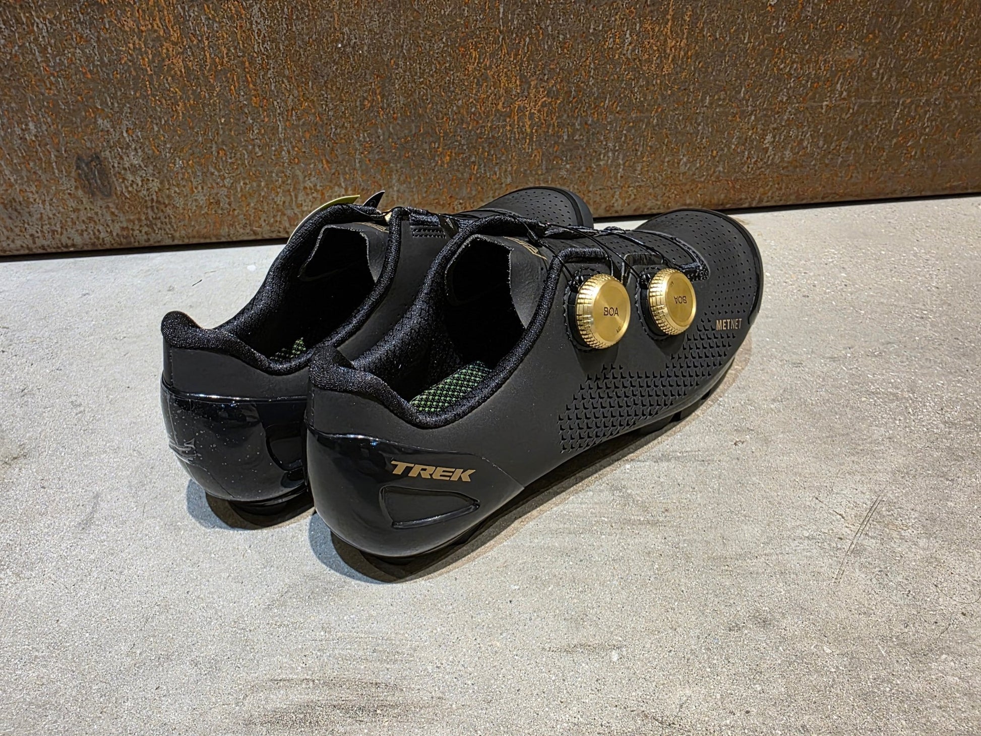 MTB - Herrenschuhe von Trek, TREK RSL MOUNTAIN BIKESCHUH / BLACK GOLD vor USEDBIKES - OB.DE Hintergrund