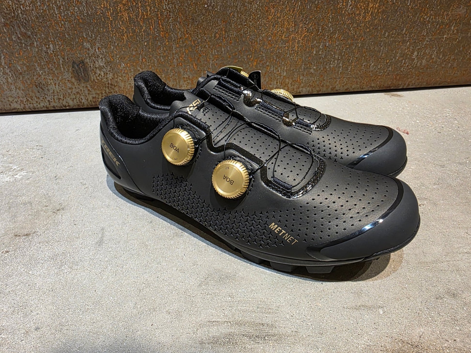MTB - Herrenschuhe von Trek, TREK RSL MOUNTAIN BIKESCHUH / BLACK GOLD vor USEDBIKES - OB.DE Hintergrund
