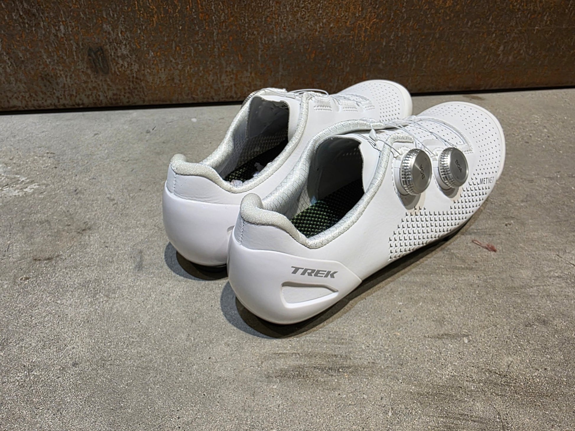 MTB - Herrenschuhe von Trek, TREK RSL MOUNTAIN BIKESCHUH / WHITE SILVER vor USEDBIKES - OB.DE Hintergrund