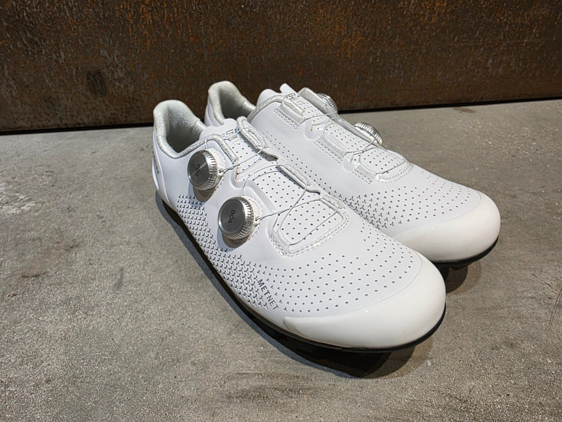 MTB - Herrenschuhe von Trek, TREK RSL MOUNTAIN BIKESCHUH / WHITE SILVER vor USEDBIKES - OB.DE Hintergrund