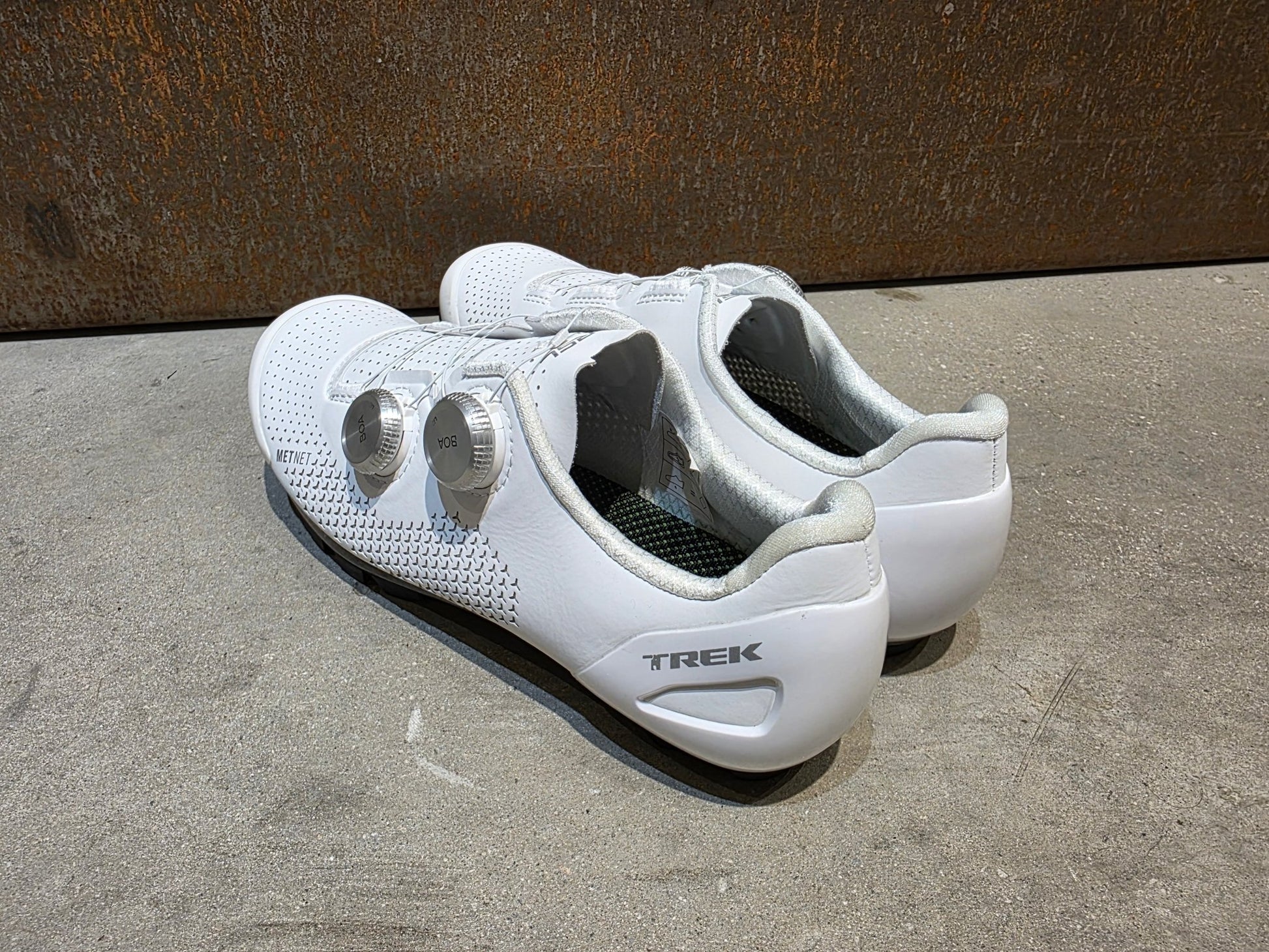 MTB - Herrenschuhe von Trek, TREK RSL MOUNTAIN BIKESCHUH / WHITE SILVER vor USEDBIKES - OB.DE Hintergrund