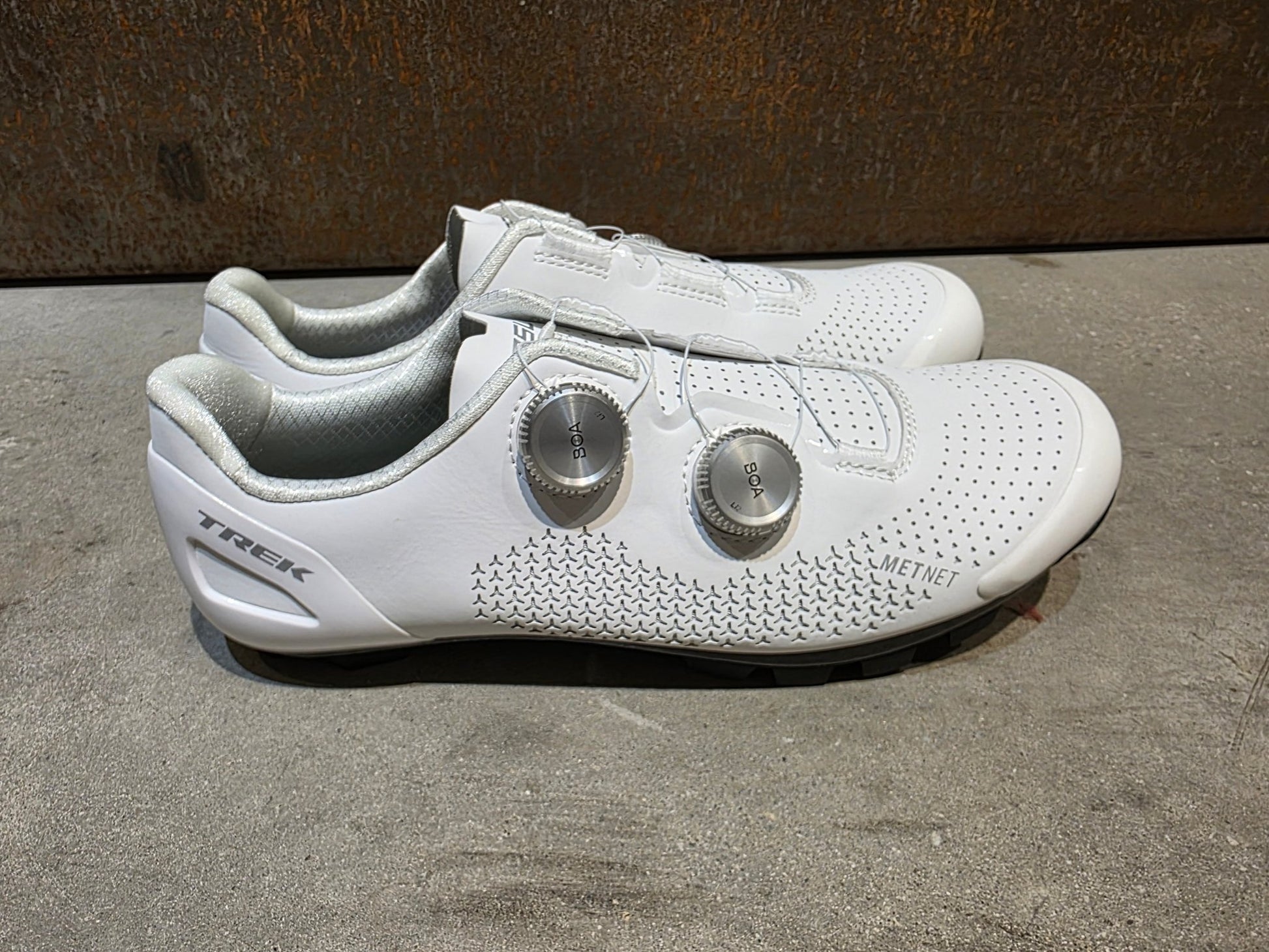 MTB - Herrenschuhe von Trek, TREK RSL MOUNTAIN BIKESCHUH / WHITE SILVER vor USEDBIKES - OB.DE Hintergrund