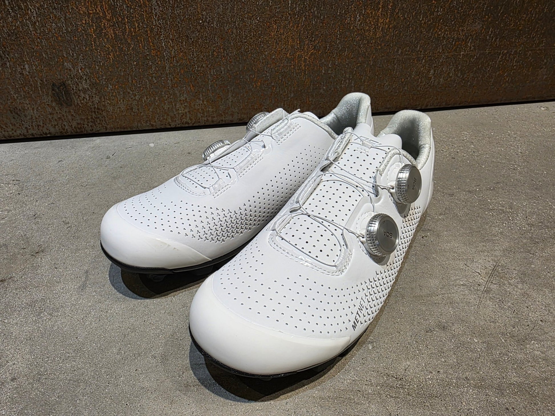 MTB - Herrenschuhe von Trek, TREK RSL MOUNTAIN BIKESCHUH / WHITE SILVER vor USEDBIKES - OB.DE Hintergrund