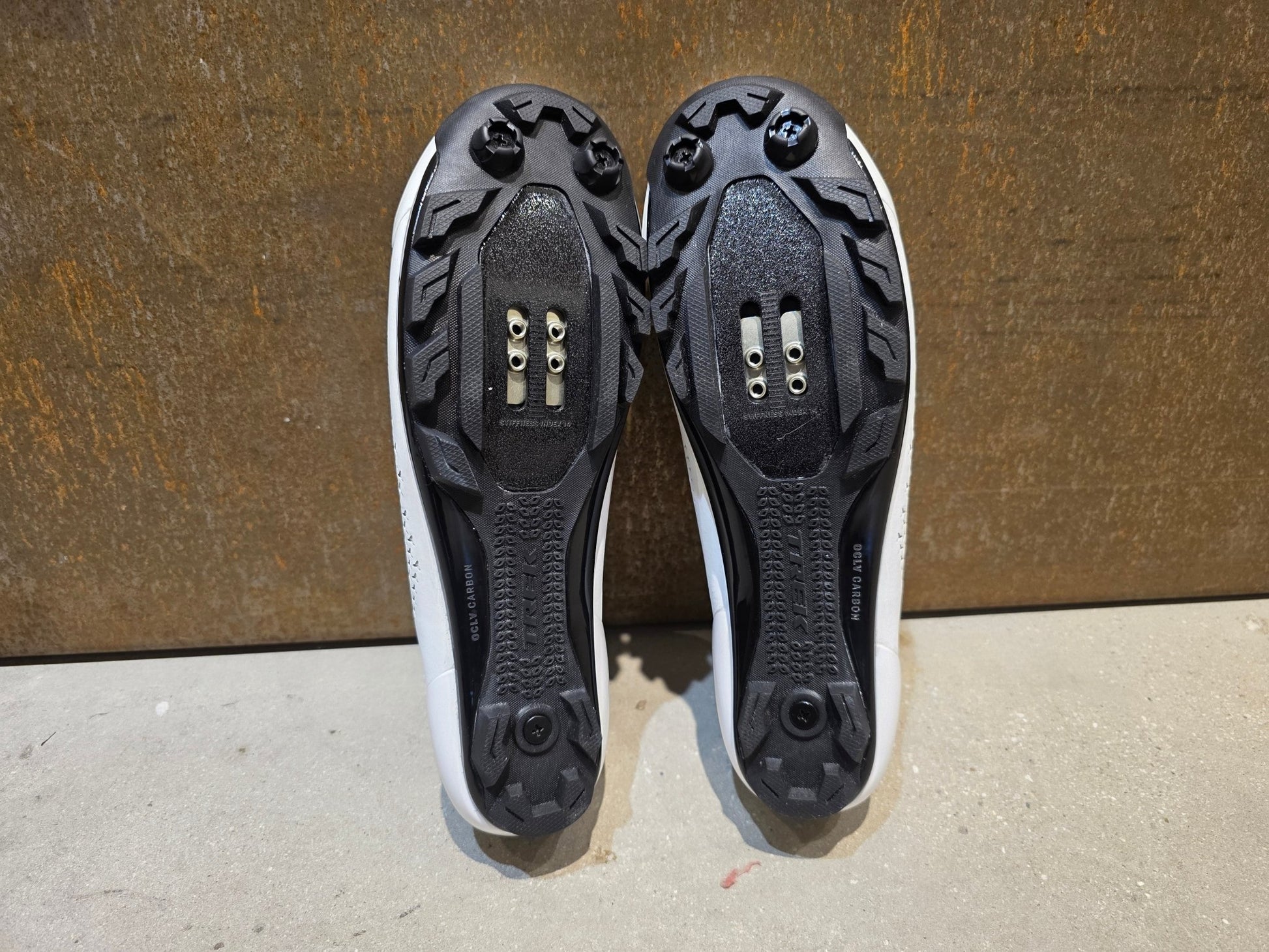 MTB - Herrenschuhe von Trek, TREK RSL MOUNTAIN BIKESCHUH / WHITE SILVER vor USEDBIKES - OB.DE Hintergrund