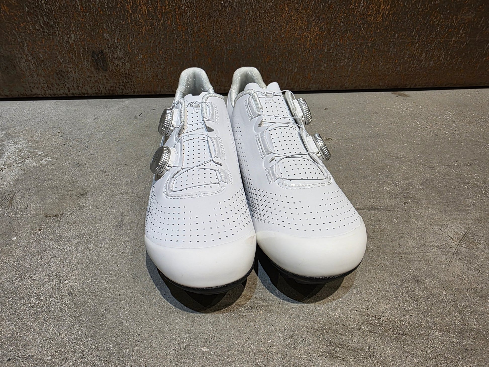 MTB - Herrenschuhe von Trek, TREK RSL MOUNTAIN BIKESCHUH / WHITE SILVER vor USEDBIKES - OB.DE Hintergrund