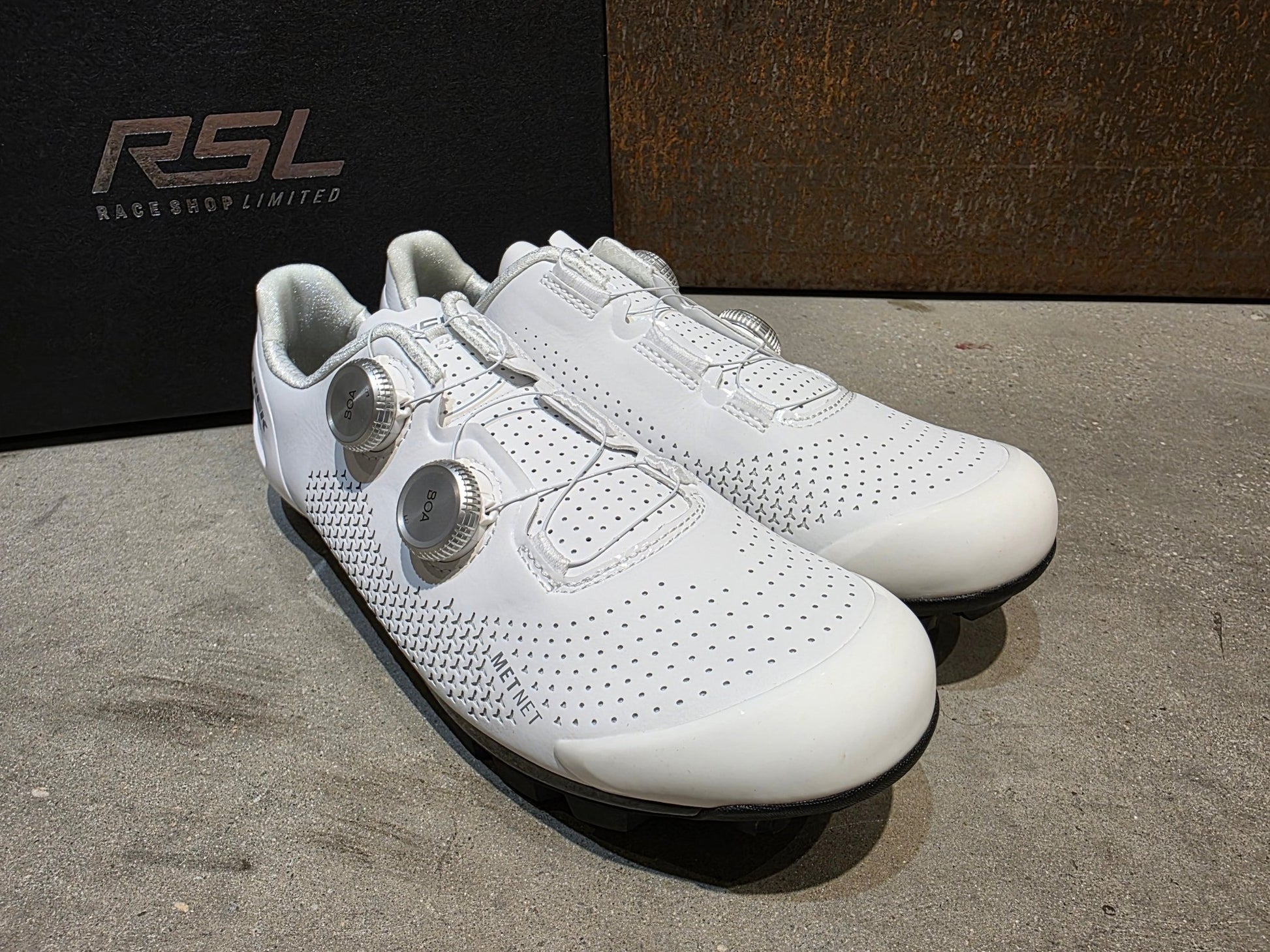 MTB - Herrenschuhe von Trek, TREK RSL MOUNTAIN BIKESCHUH / WHITE SILVER vor USEDBIKES - OB.DE Hintergrund