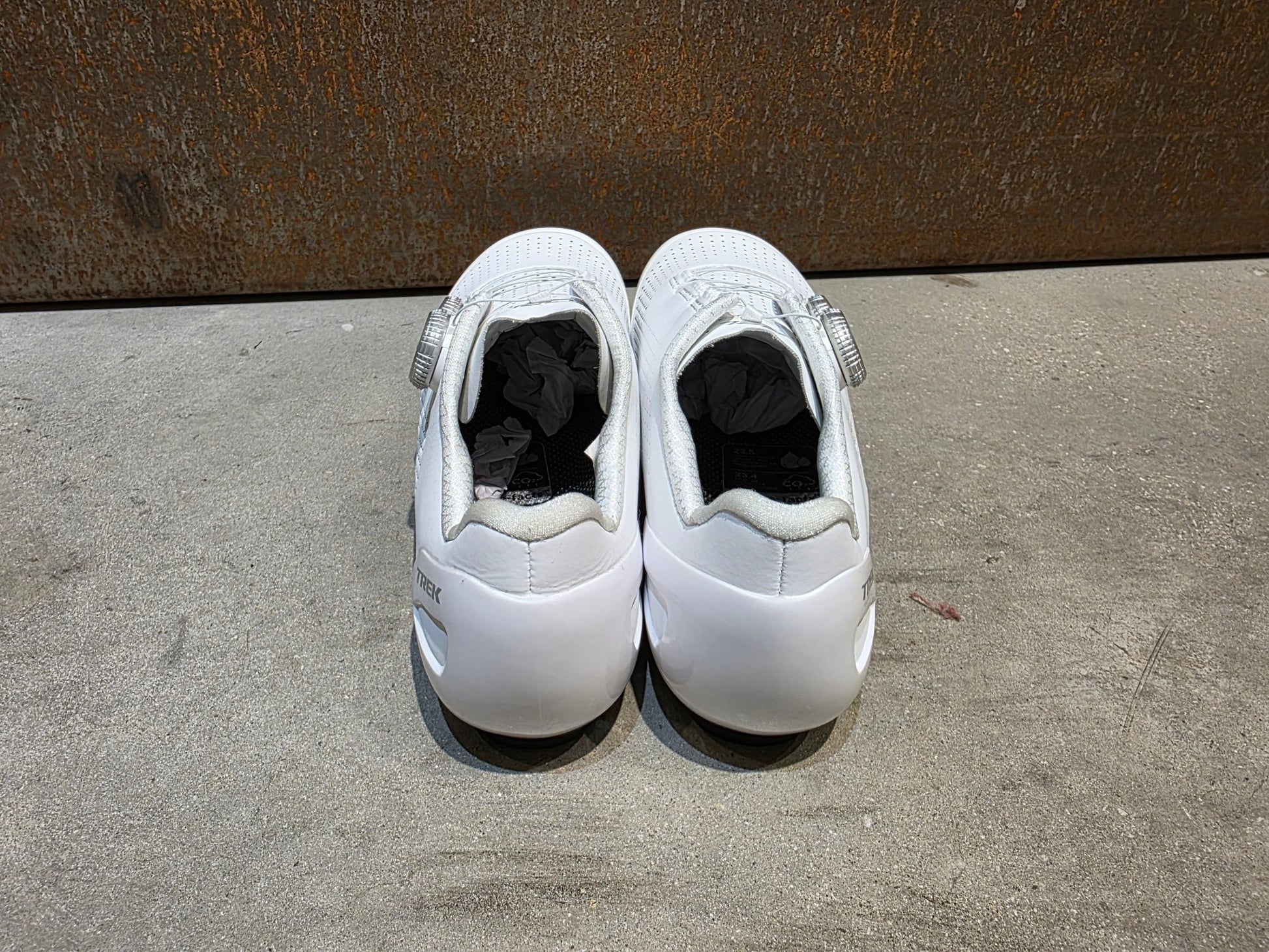 MTB - Herrenschuhe von Trek, TREK RSL MOUNTAIN BIKESCHUH / WHITE SILVER vor USEDBIKES - OB.DE Hintergrund