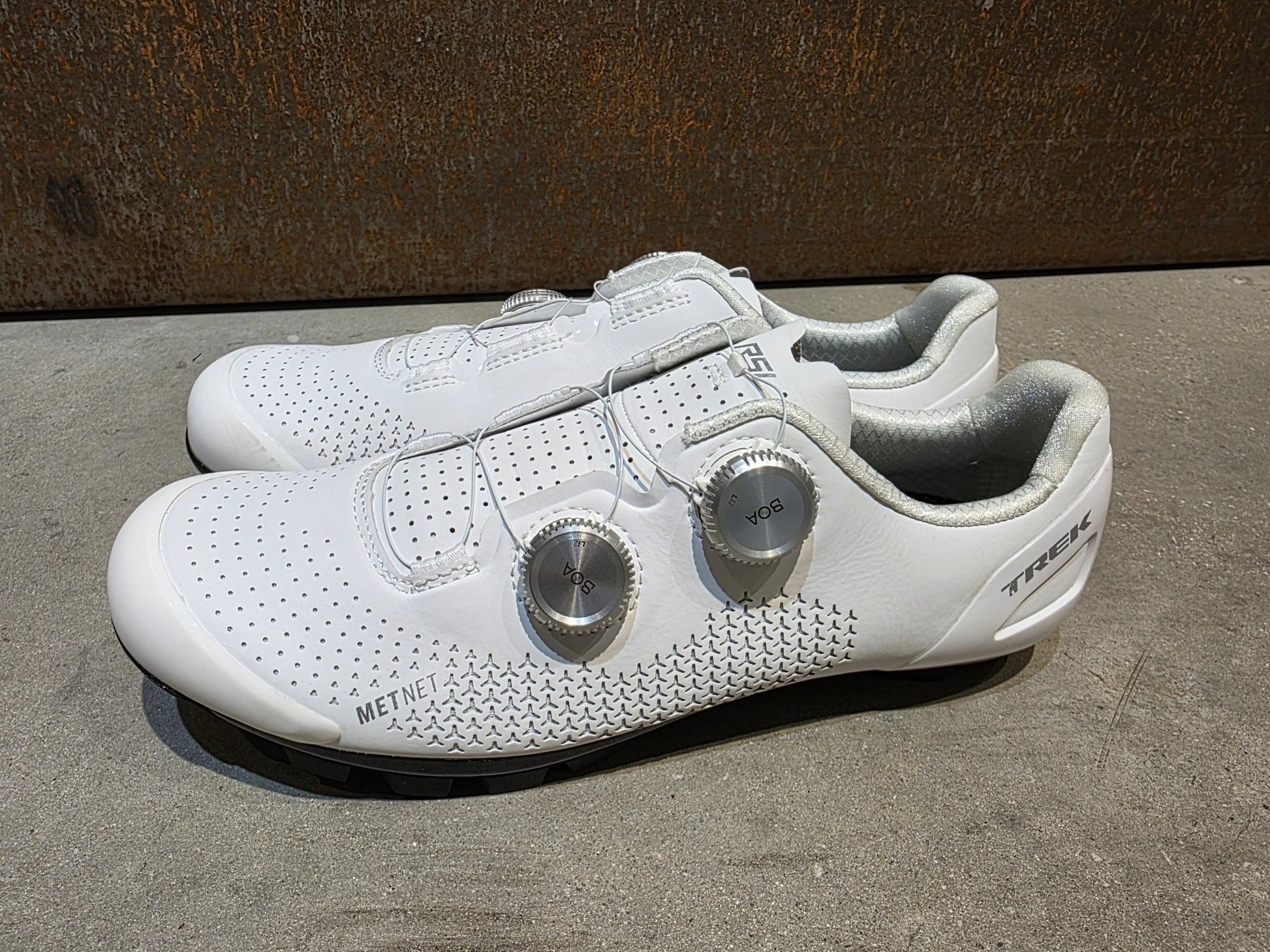 MTB - Herrenschuhe von Trek, TREK RSL MOUNTAIN BIKESCHUH / WHITE SILVER vor USEDBIKES - OB.DE Hintergrund
