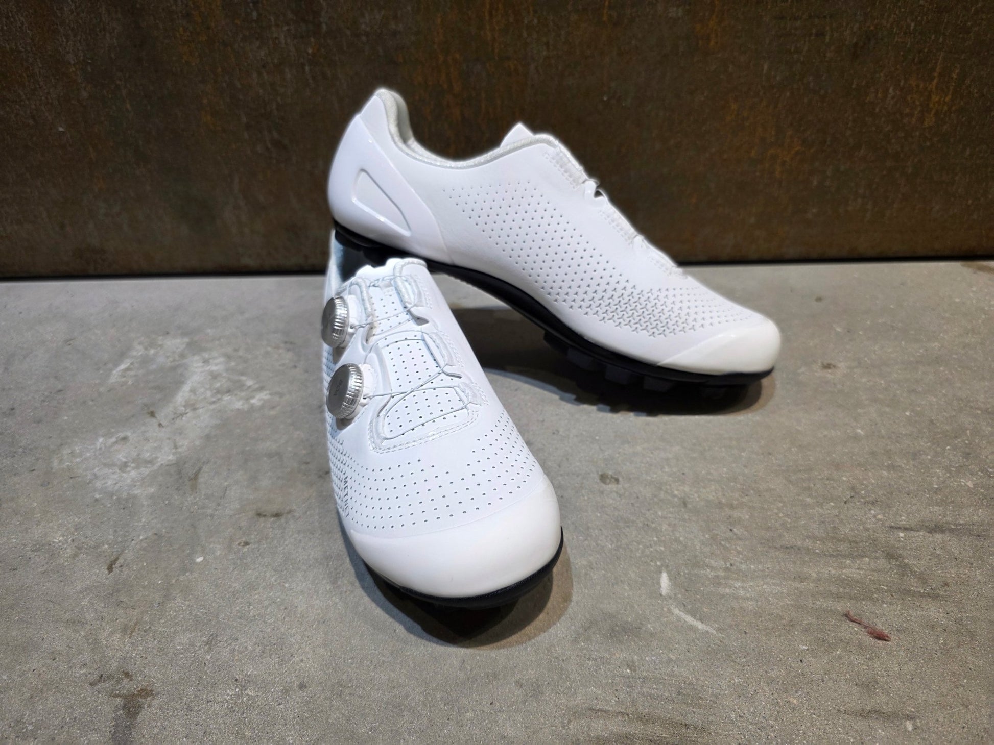 MTB - Herrenschuhe von Trek, TREK RSL MOUNTAIN BIKESCHUH / WHITE SILVER vor USEDBIKES - OB.DE Hintergrund