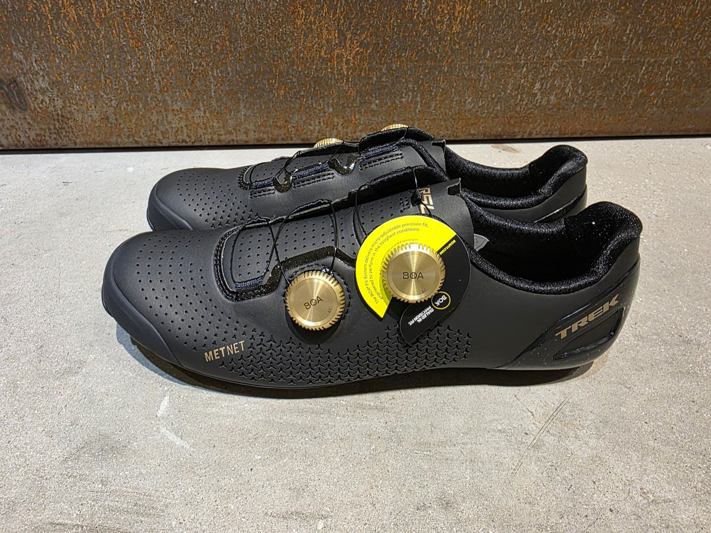 RR - Herrenschuhe von Trek, TREK RSL RENNRADSCHUH / BLACK GOLD vor USEDBIKES - OB.DE Hintergrund