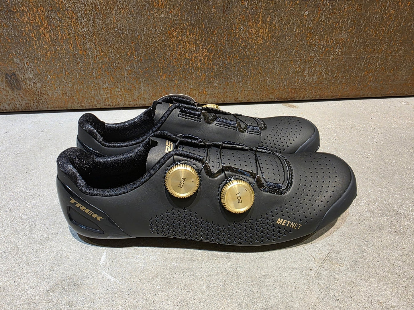 RR - Herrenschuhe von Trek, TREK RSL RENNRADSCHUH / BLACK GOLD vor USEDBIKES - OB.DE Hintergrund