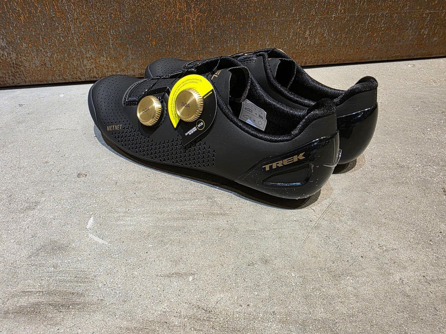 RR - Herrenschuhe von Trek, TREK RSL RENNRADSCHUH / BLACK GOLD vor USEDBIKES - OB.DE Hintergrund