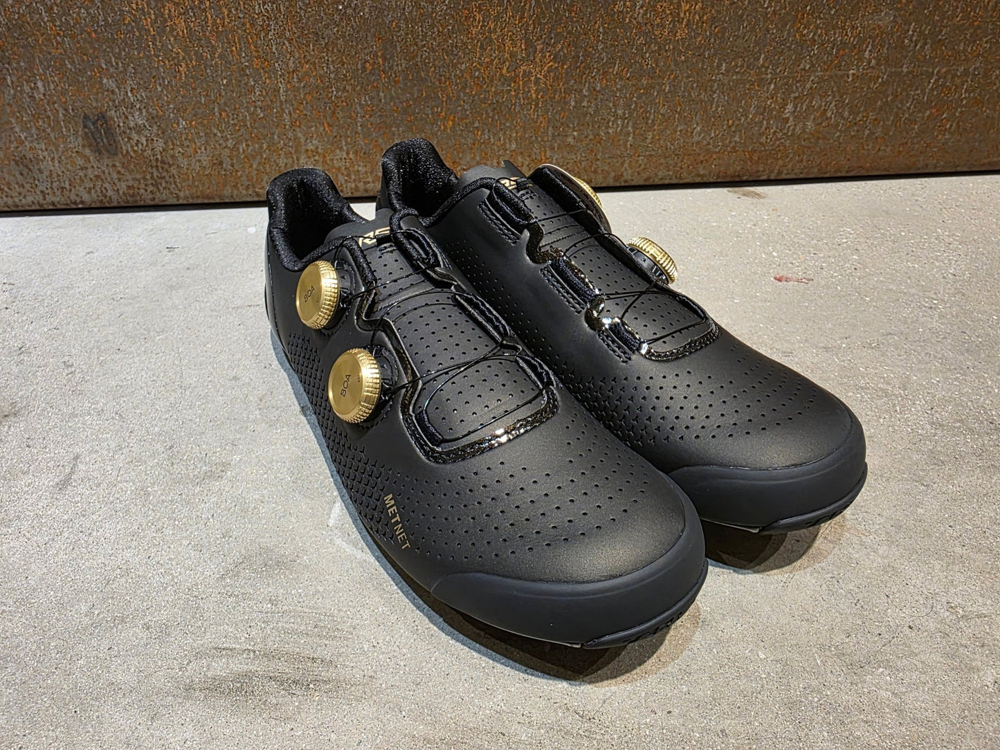 RR - Herrenschuhe von Trek, TREK RSL RENNRADSCHUH / BLACK GOLD vor USEDBIKES - OB.DE Hintergrund
