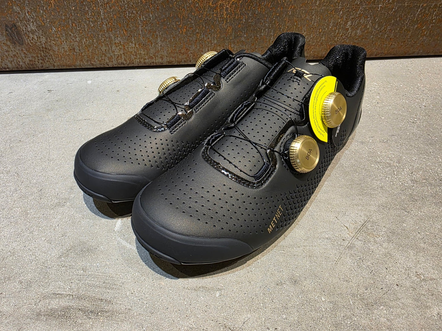 RR - Herrenschuhe von Trek, TREK RSL RENNRADSCHUH / BLACK GOLD vor USEDBIKES - OB.DE Hintergrund