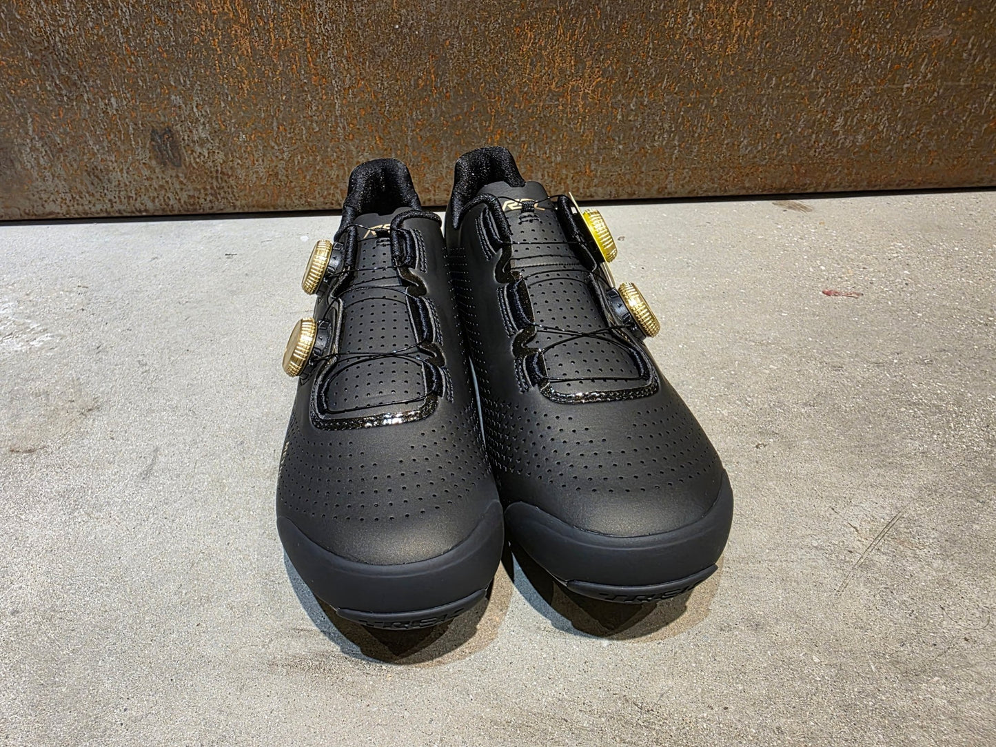 RR - Herrenschuhe von Trek, TREK RSL RENNRADSCHUH / BLACK GOLD vor USEDBIKES - OB.DE Hintergrund