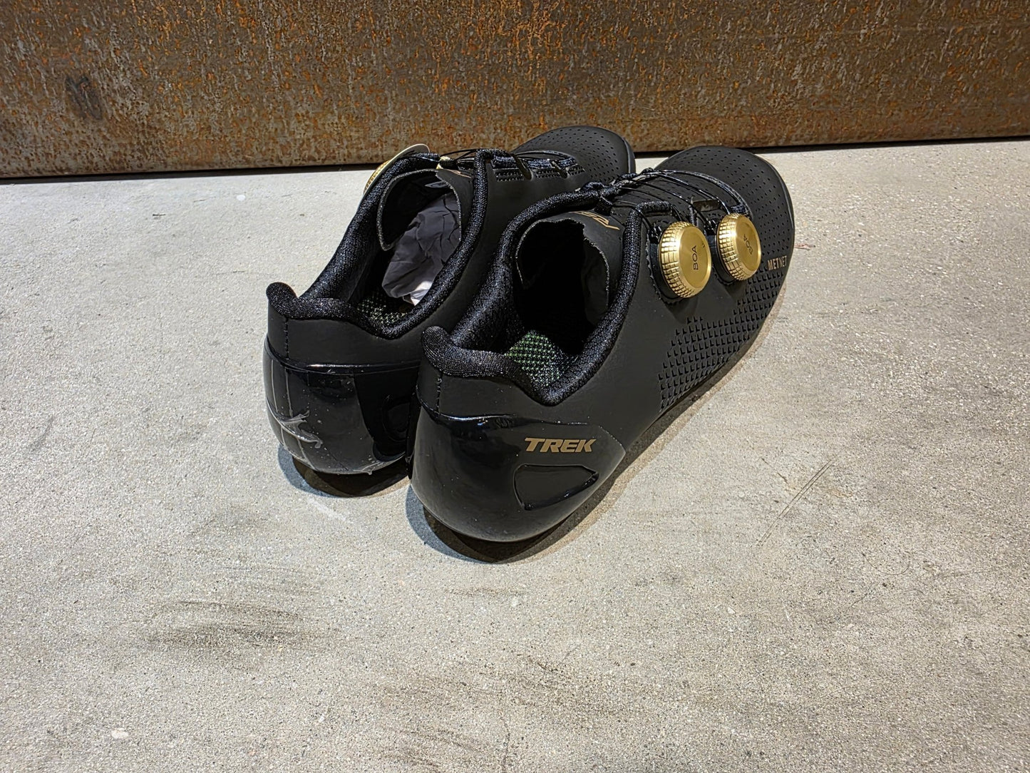 RR - Herrenschuhe von Trek, TREK RSL RENNRADSCHUH / BLACK GOLD vor USEDBIKES - OB.DE Hintergrund