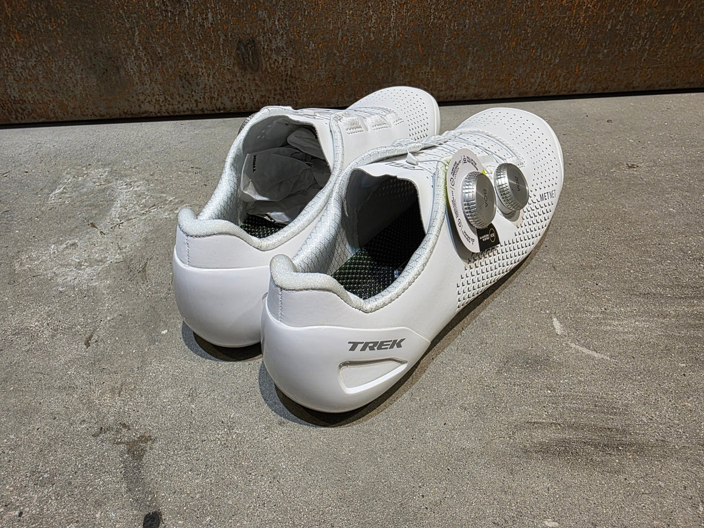 RR - Herrenschuhe von Trek, TREK RSL RENNRADSCHUH / WHITE SILVER vor USEDBIKES - OB.DE Hintergrund