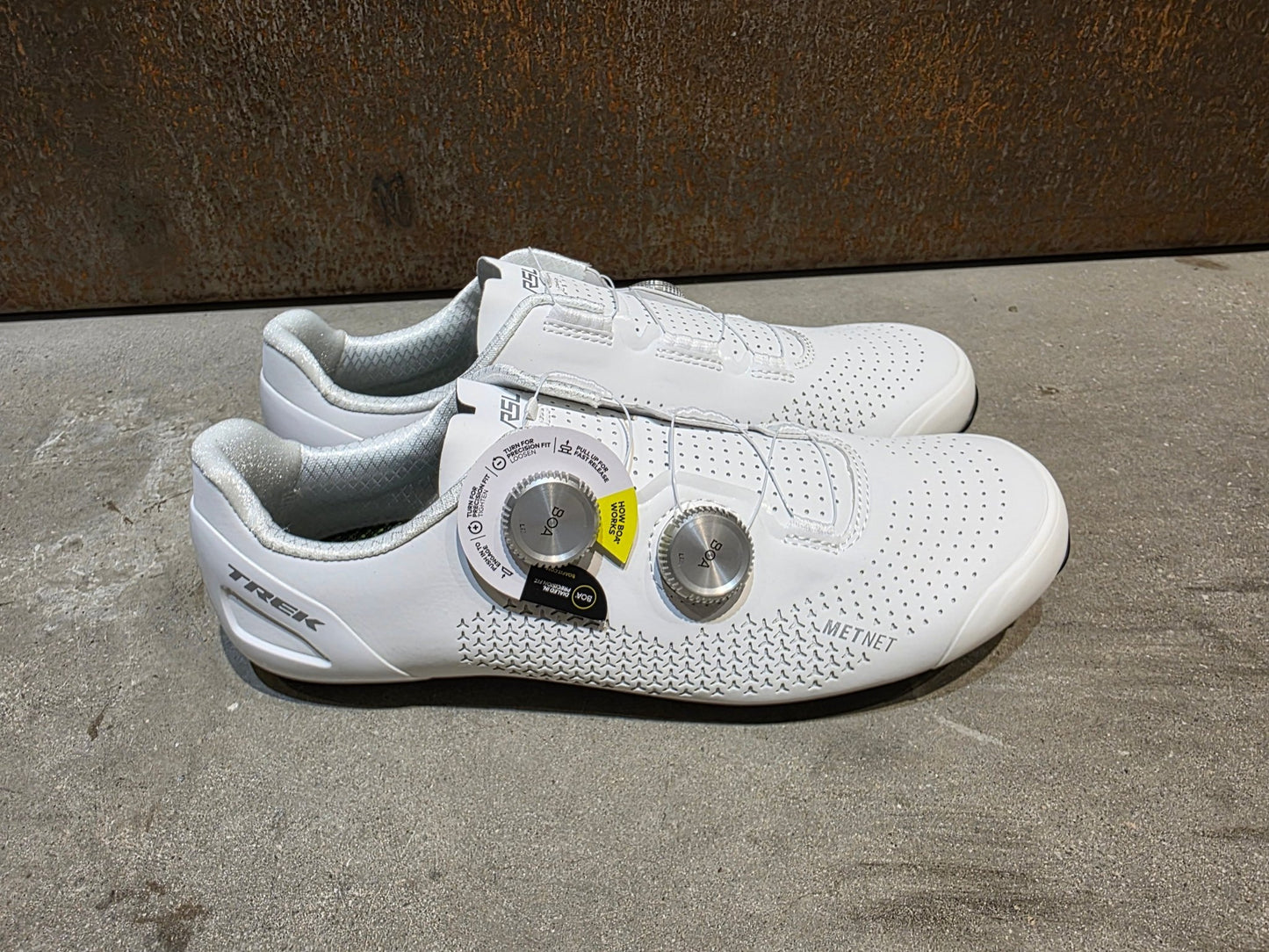RR - Herrenschuhe von Trek, TREK RSL RENNRADSCHUH / WHITE SILVER vor USEDBIKES - OB.DE Hintergrund