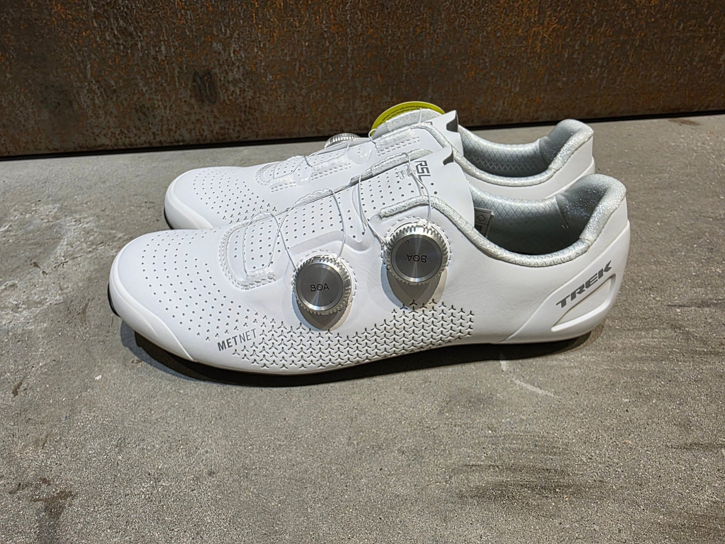 RR - Herrenschuhe von Trek, TREK RSL RENNRADSCHUH / WHITE SILVER vor USEDBIKES - OB.DE Hintergrund
