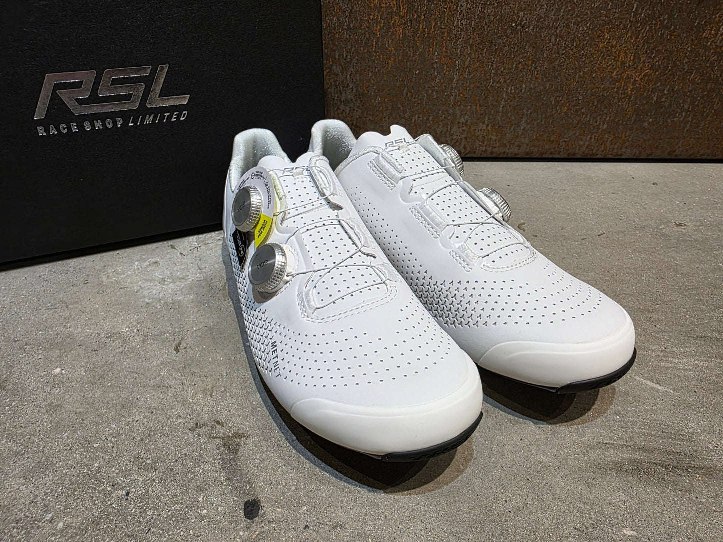 RR - Herrenschuhe von Trek, TREK RSL RENNRADSCHUH / WHITE SILVER vor USEDBIKES - OB.DE Hintergrund