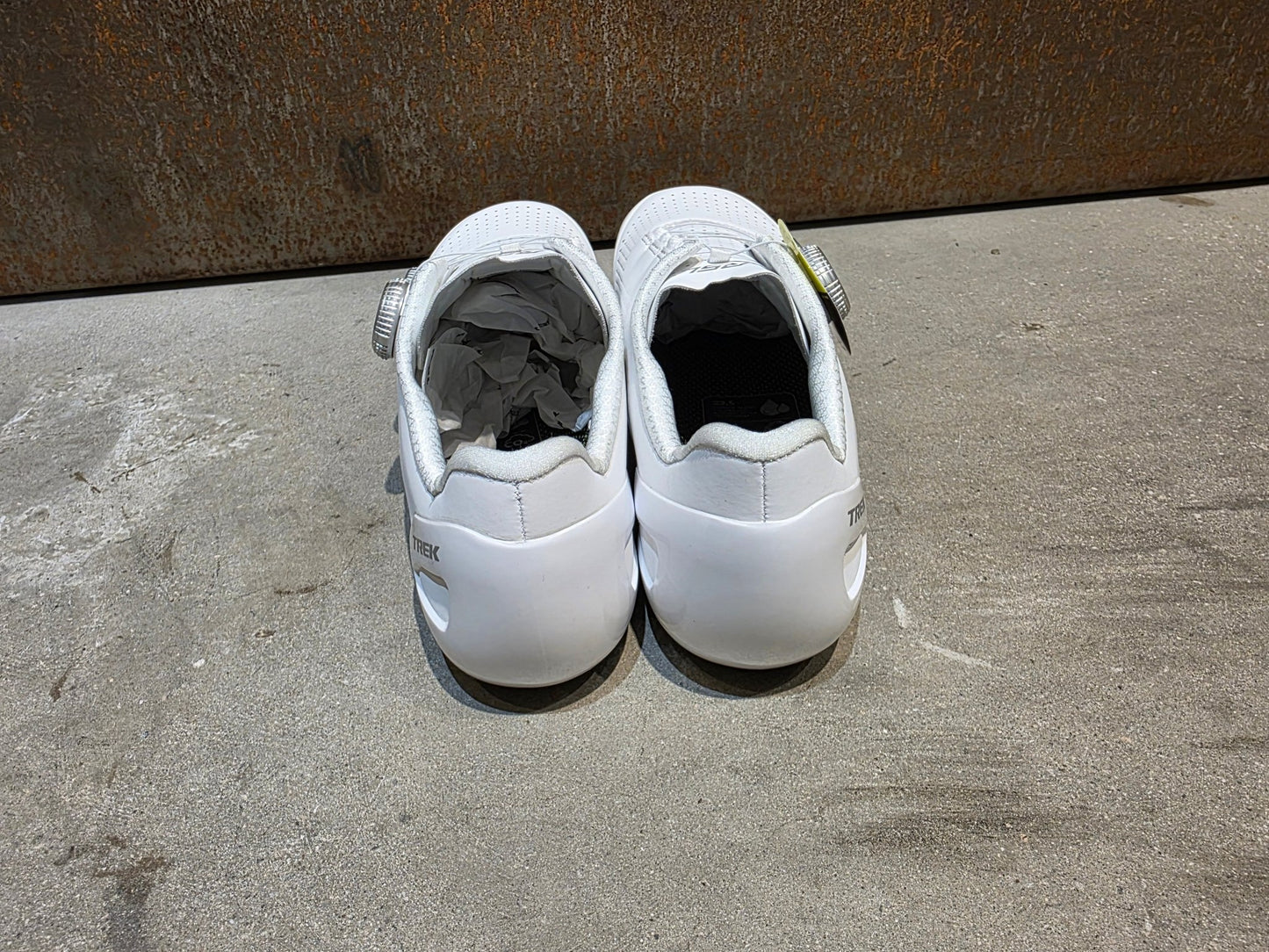 RR - Herrenschuhe von Trek, TREK RSL RENNRADSCHUH / WHITE SILVER vor USEDBIKES - OB.DE Hintergrund