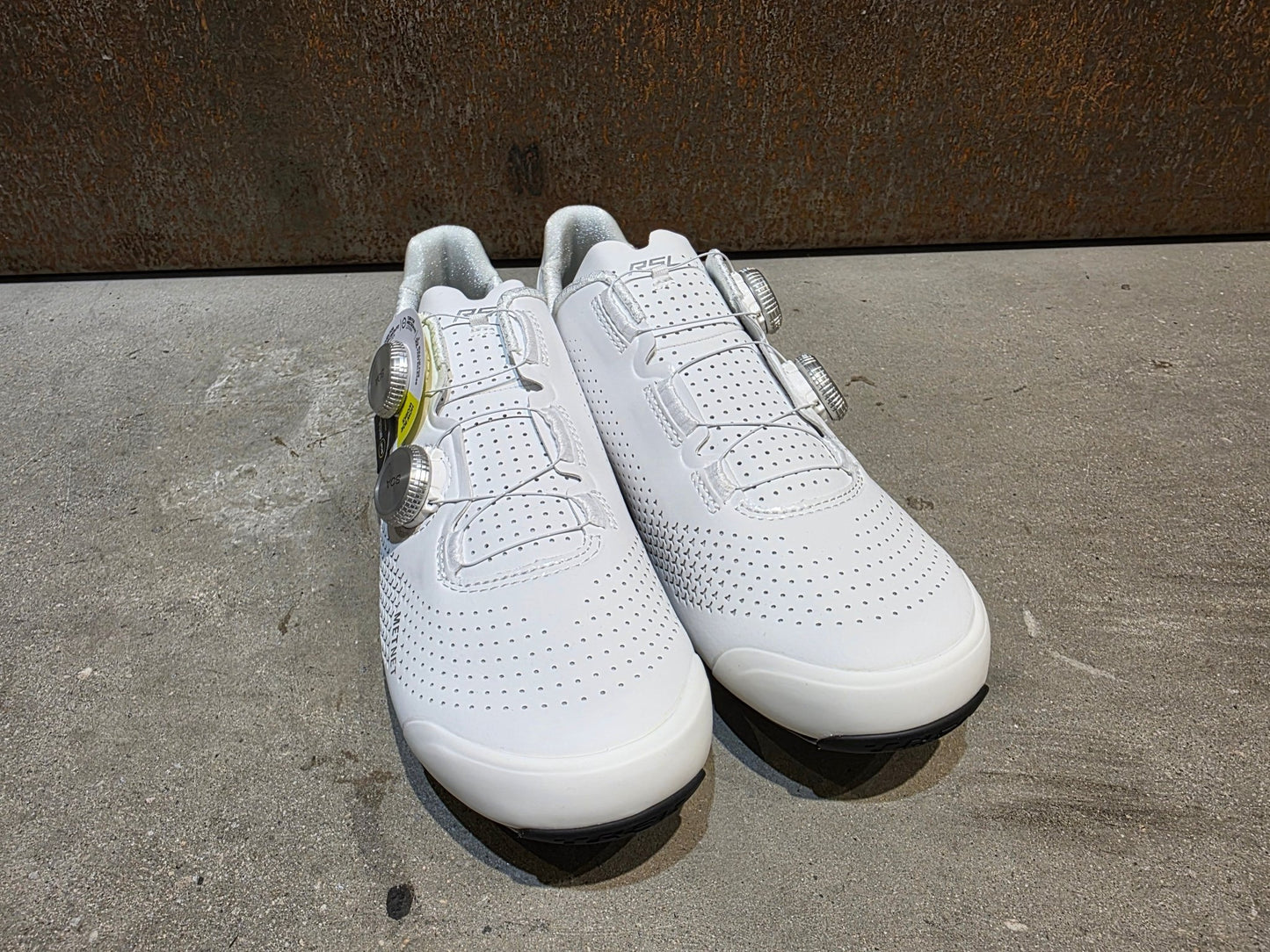 RR - Herrenschuhe von Trek, TREK RSL RENNRADSCHUH / WHITE SILVER vor USEDBIKES - OB.DE Hintergrund