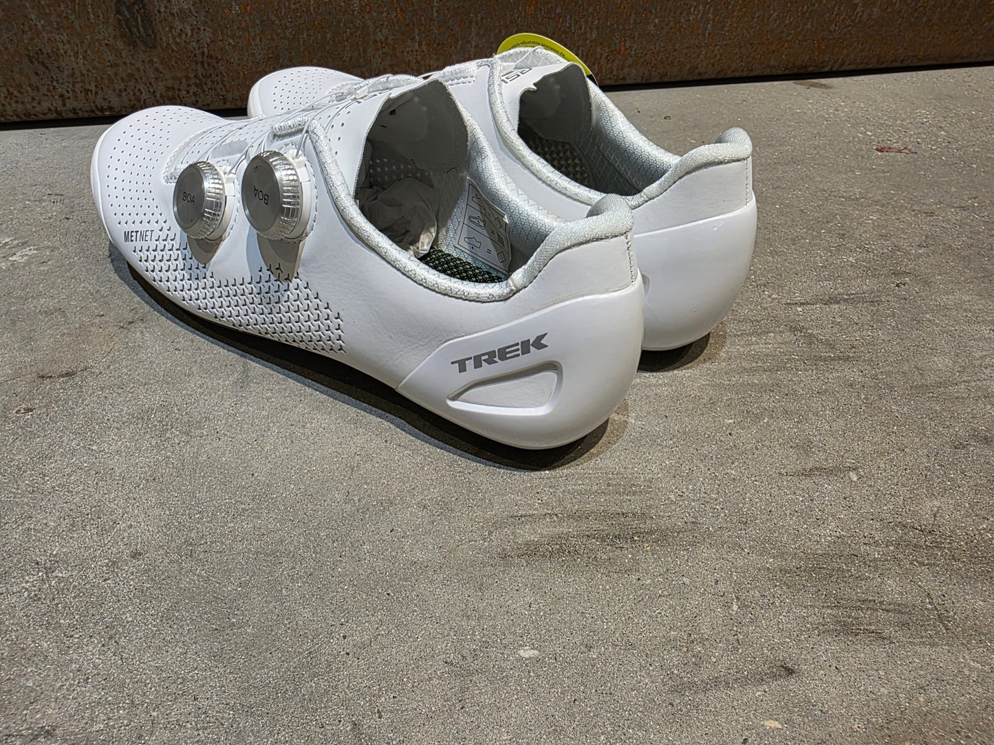 RR - Herrenschuhe von Trek, TREK RSL RENNRADSCHUH / WHITE SILVER vor USEDBIKES - OB.DE Hintergrund