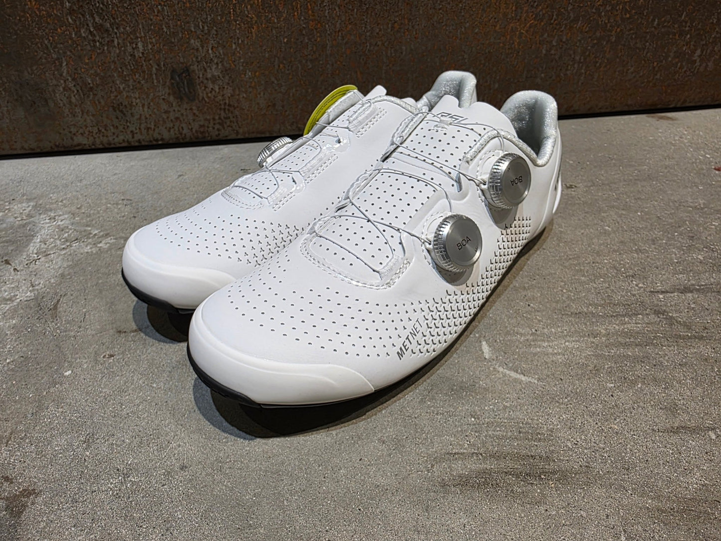 RR - Herrenschuhe von Trek, TREK RSL RENNRADSCHUH / WHITE SILVER vor USEDBIKES - OB.DE Hintergrund