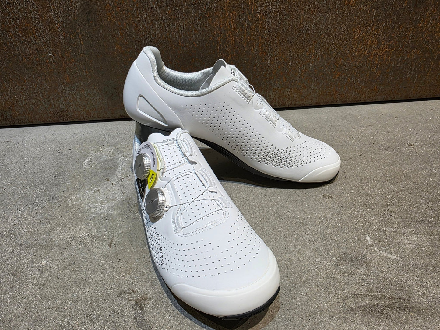 RR - Herrenschuhe von Trek, TREK RSL RENNRADSCHUH / WHITE SILVER vor USEDBIKES - OB.DE Hintergrund