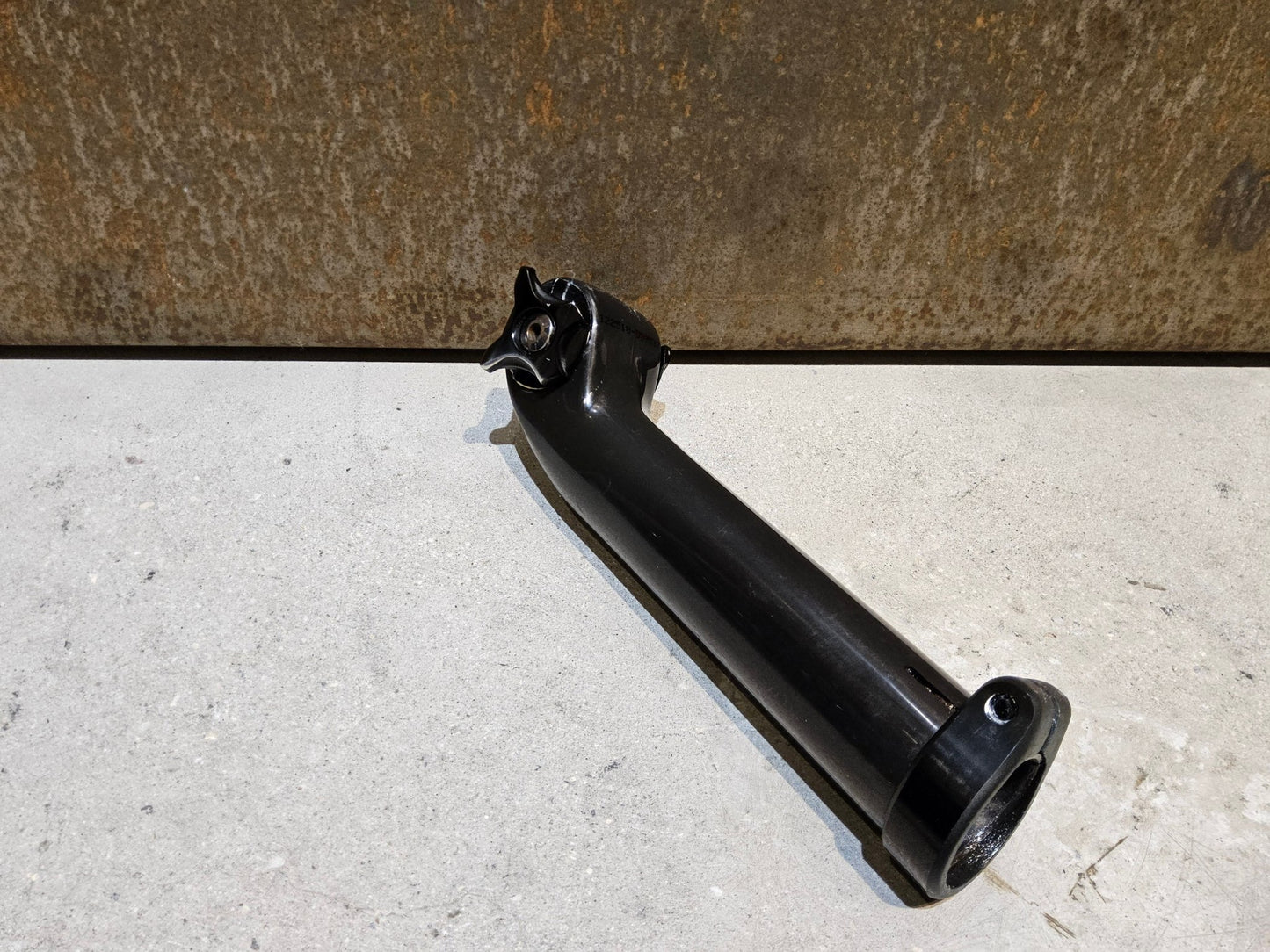 Sattelstütze von Bontrager, TREK SEAT MAST CARBON SITZTURMAUFSATZ SATTELSTÜTZE 175MM / SB 20MM vor USEDBIKES - OB.DE Hintergrund