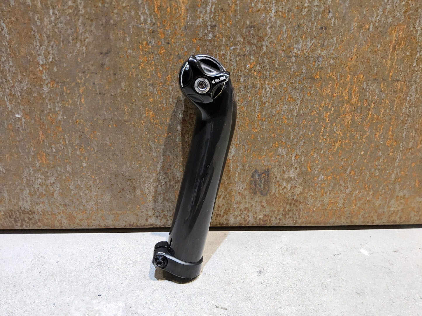 Sattelstütze von Bontrager, TREK SEAT MAST CARBON SITZTURMAUFSATZ SATTELSTÜTZE 175MM / SB 20MM vor USEDBIKES - OB.DE Hintergrund