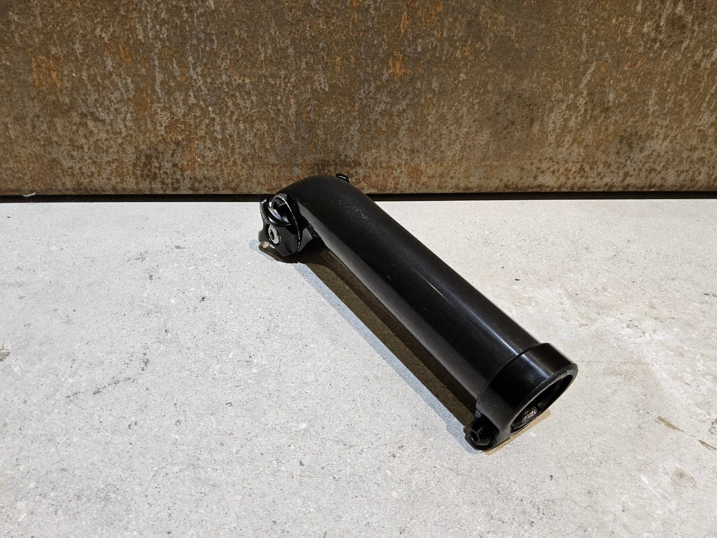 Sattelstütze von Bontrager, TREK SEAT MAST CARBON SITZTURMAUFSATZ SATTELSTÜTZE 175MM / SB 20MM vor USEDBIKES - OB.DE Hintergrund
