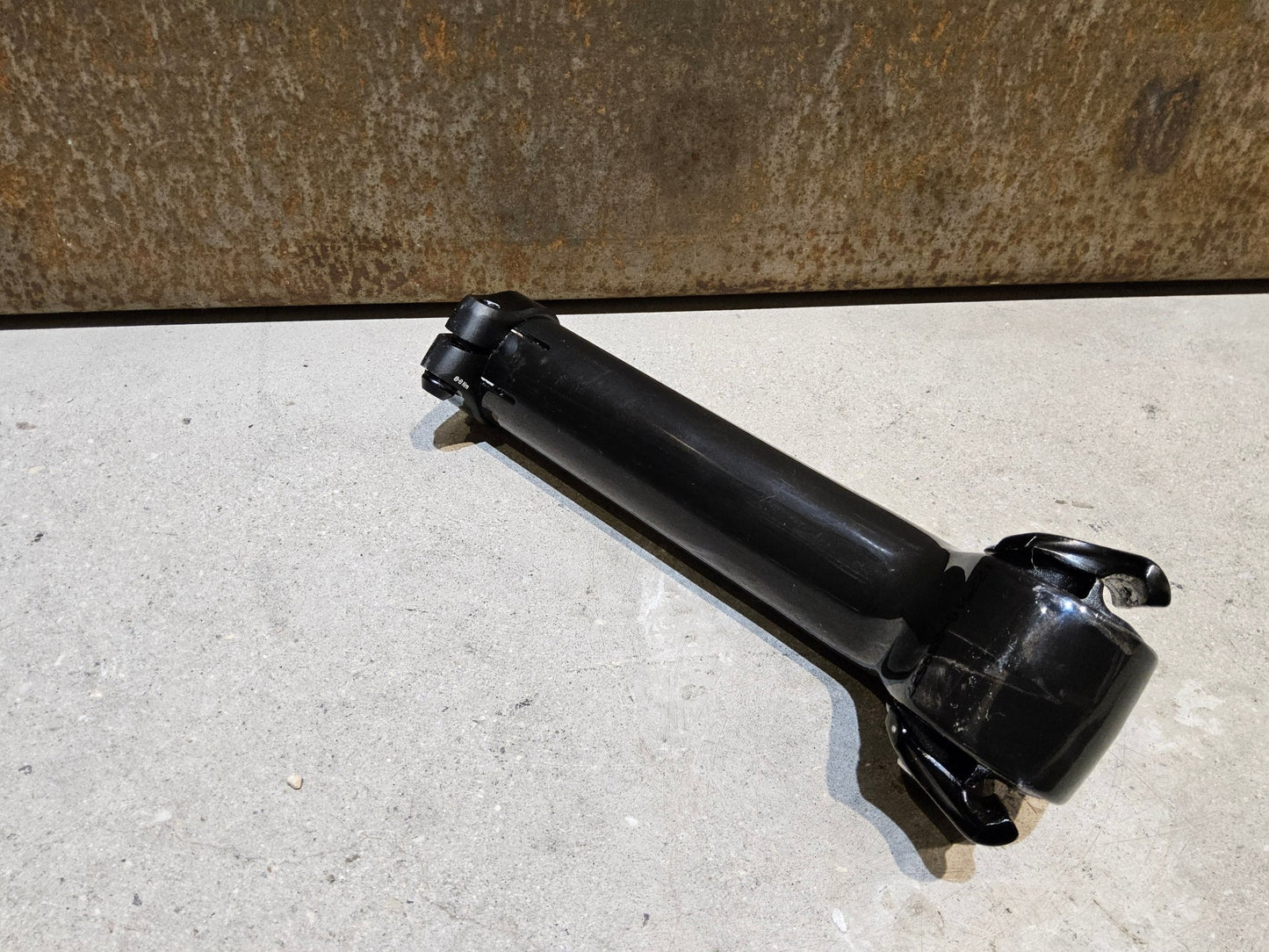 Sattelstütze von Bontrager, TREK SEAT MAST CARBON SITZTURMAUFSATZ SATTELSTÜTZE 175MM / SB 20MM vor USEDBIKES - OB.DE Hintergrund