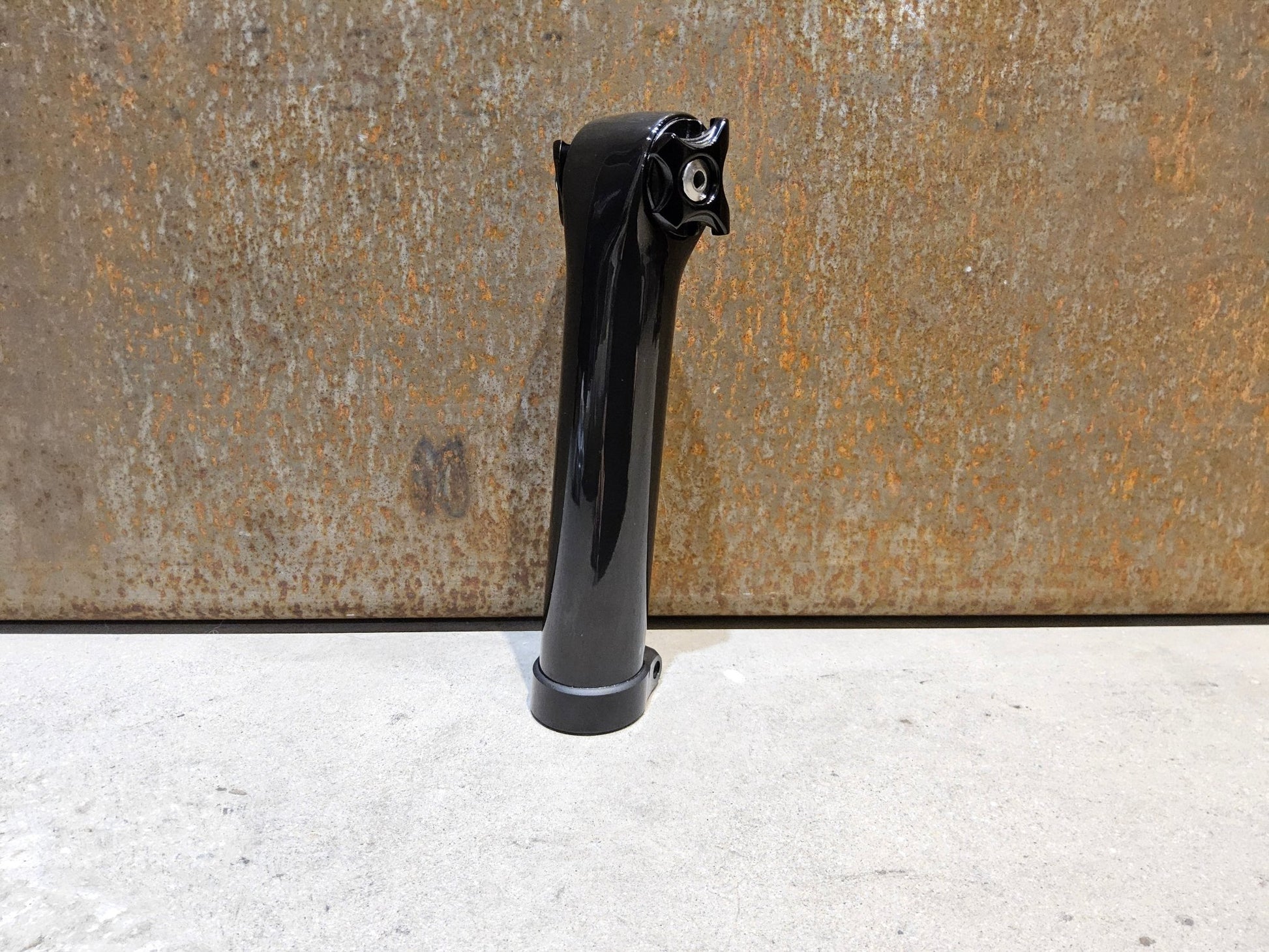 Sattelstütze von Bontrager, TREK SEAT MAST CARBON SITZTURMAUFSATZ SATTELSTÜTZE 175MM / SB 5MM vor USEDBIKES - OB.DE Hintergrund