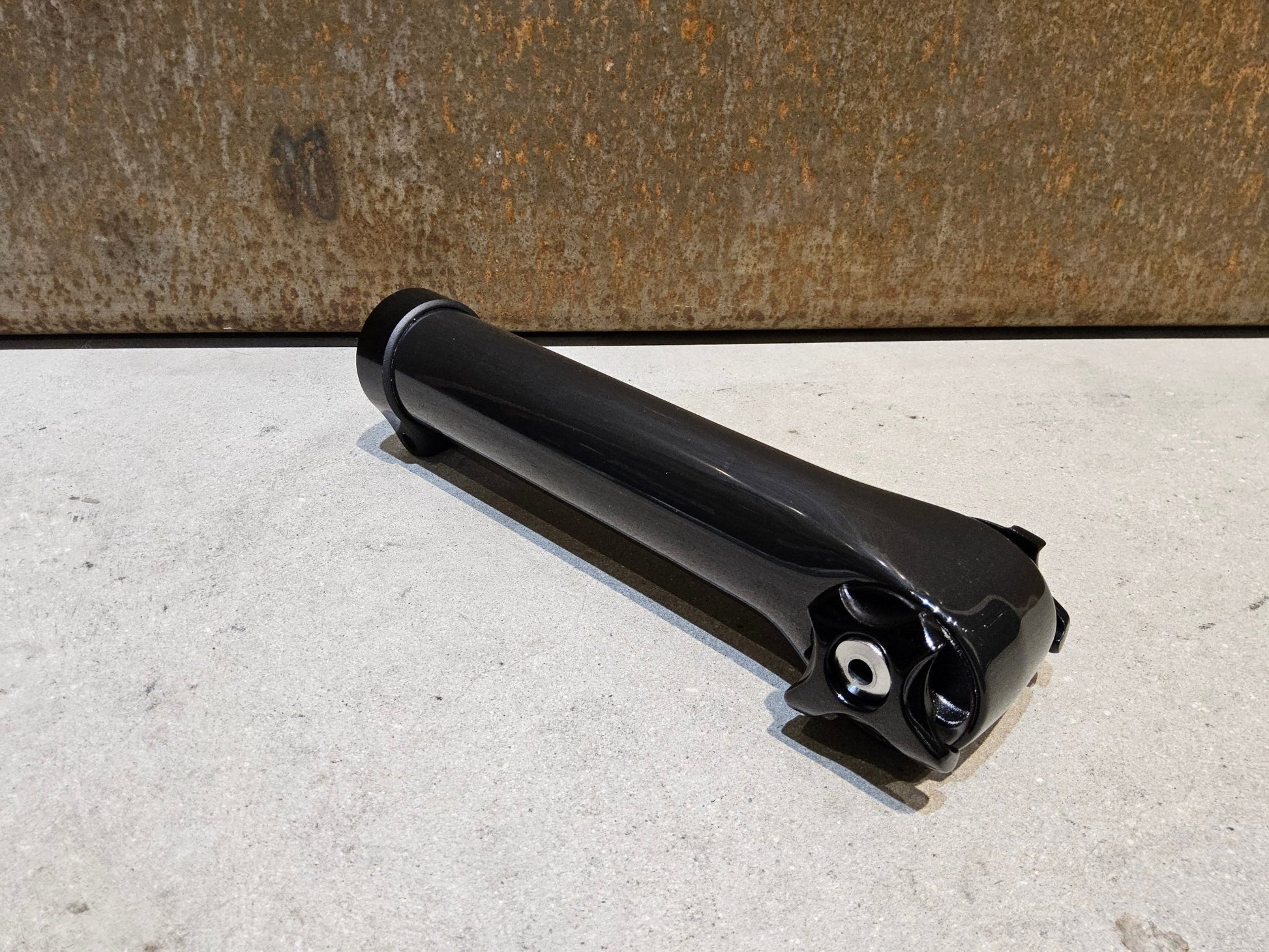 Sattelstütze von Bontrager, TREK SEAT MAST CARBON SITZTURMAUFSATZ SATTELSTÜTZE 175MM / SB 5MM vor USEDBIKES - OB.DE Hintergrund