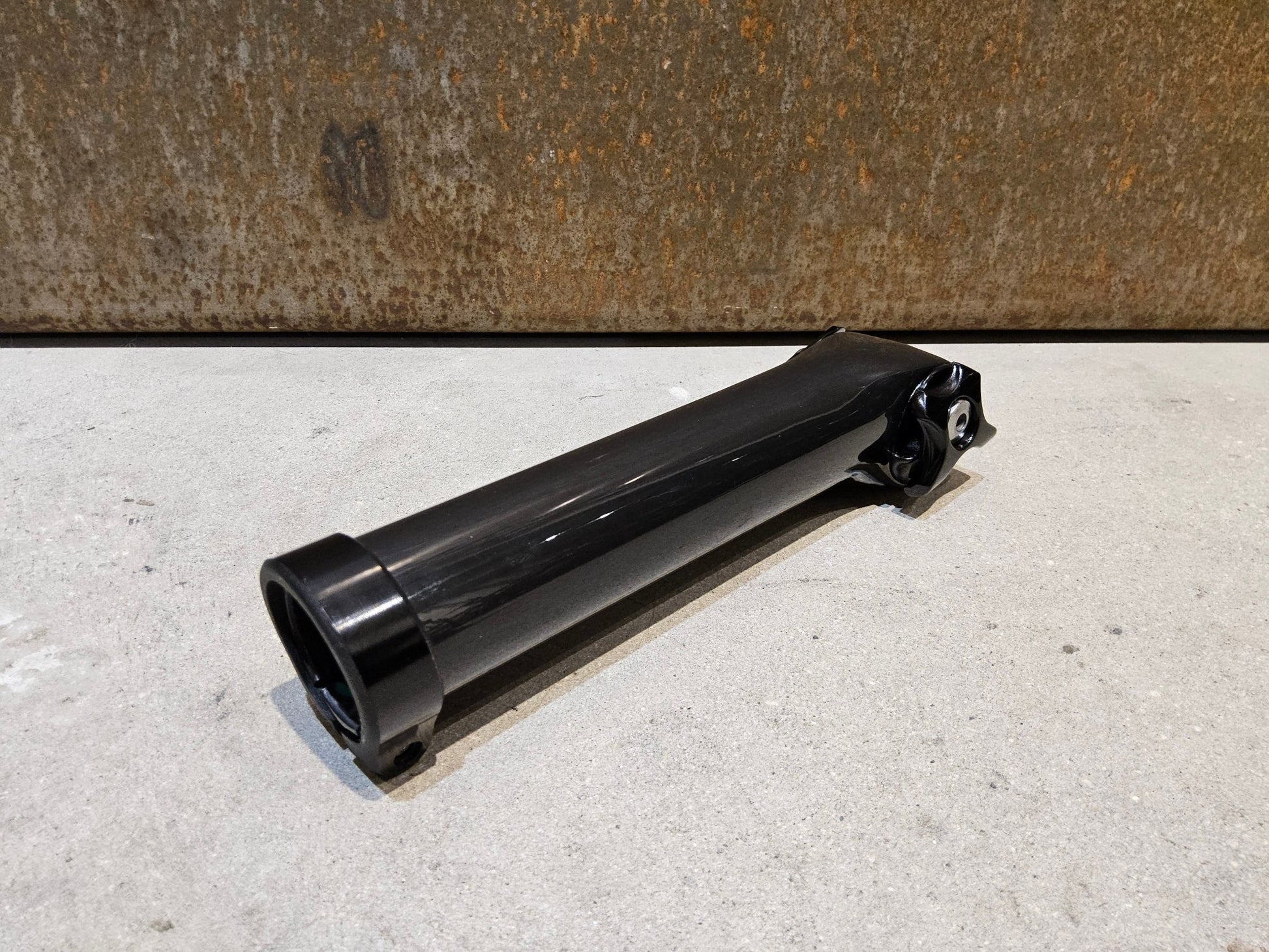 Sattelstütze von Bontrager, TREK SEAT MAST CARBON SITZTURMAUFSATZ SATTELSTÜTZE 175MM / SB 5MM vor USEDBIKES - OB.DE Hintergrund