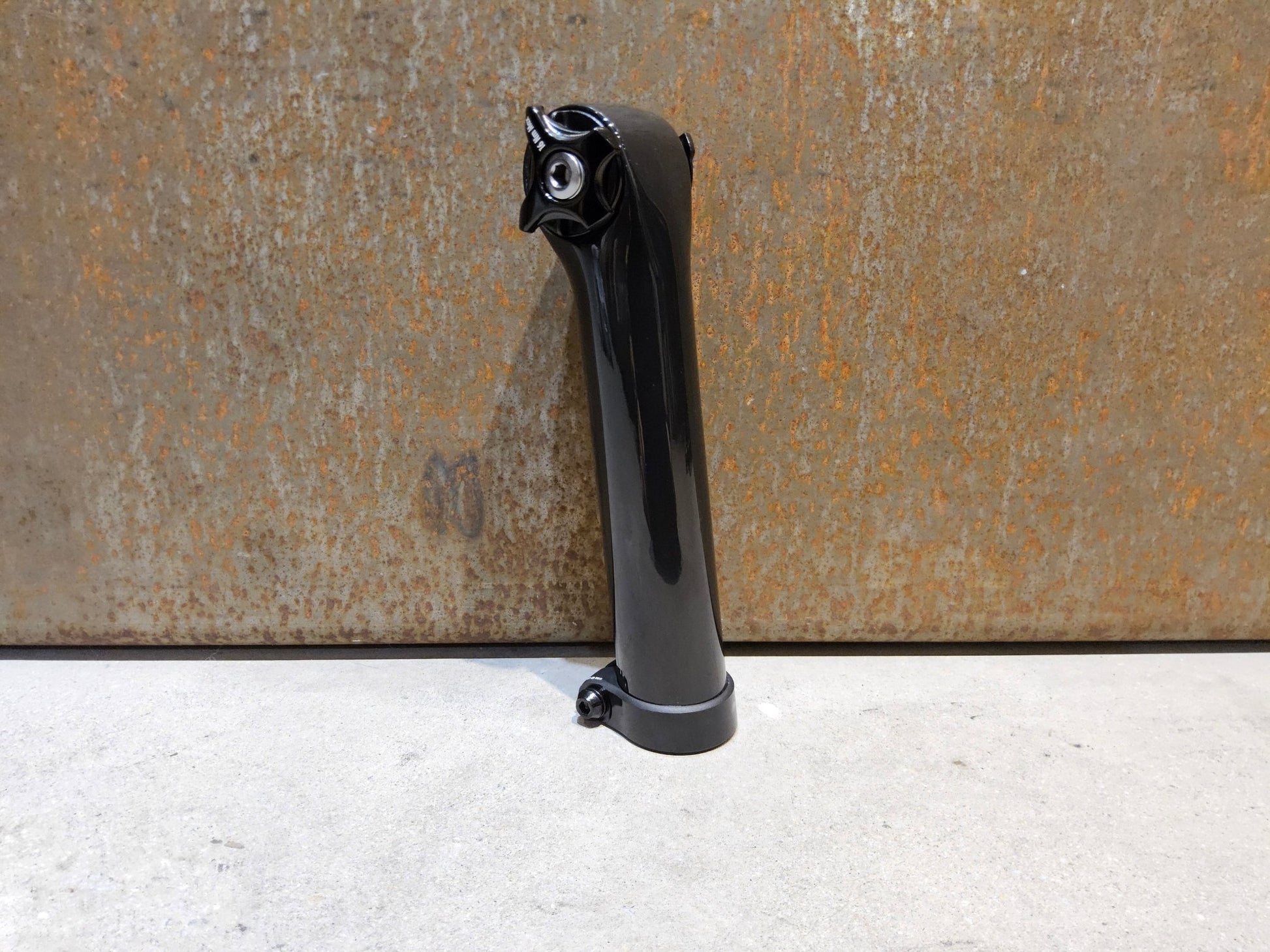 Sattelstütze von Bontrager, TREK SEAT MAST CARBON SITZTURMAUFSATZ SATTELSTÜTZE 175MM / SB 5MM vor USEDBIKES - OB.DE Hintergrund