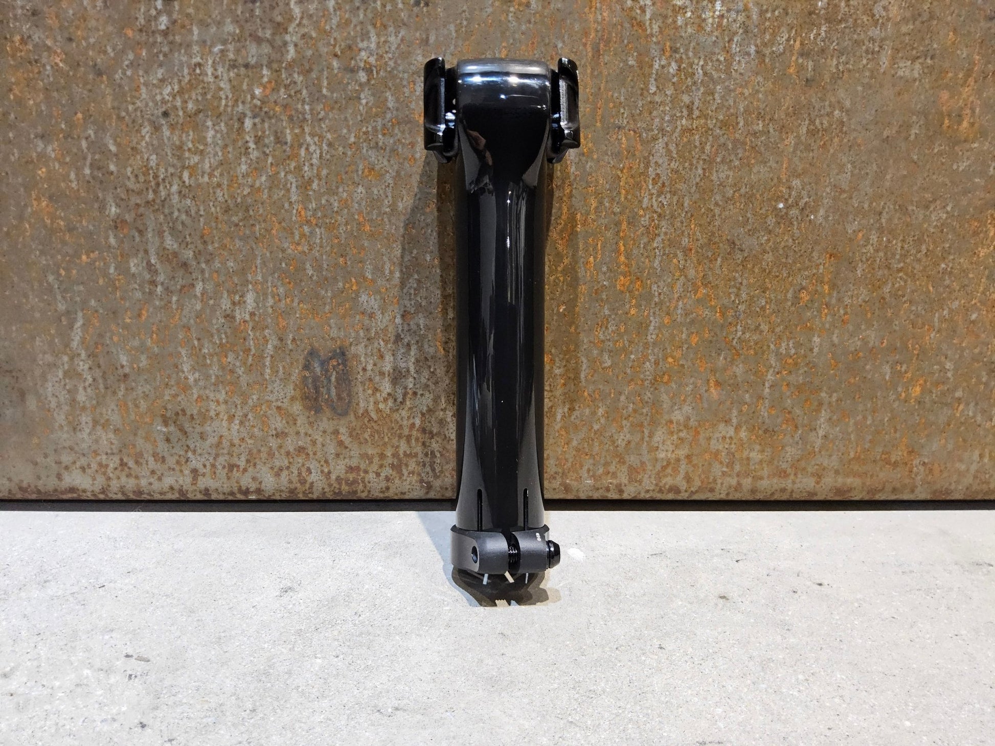 Sattelstütze von Bontrager, TREK SEAT MAST CARBON SITZTURMAUFSATZ SATTELSTÜTZE 175MM / SB 5MM vor USEDBIKES - OB.DE Hintergrund