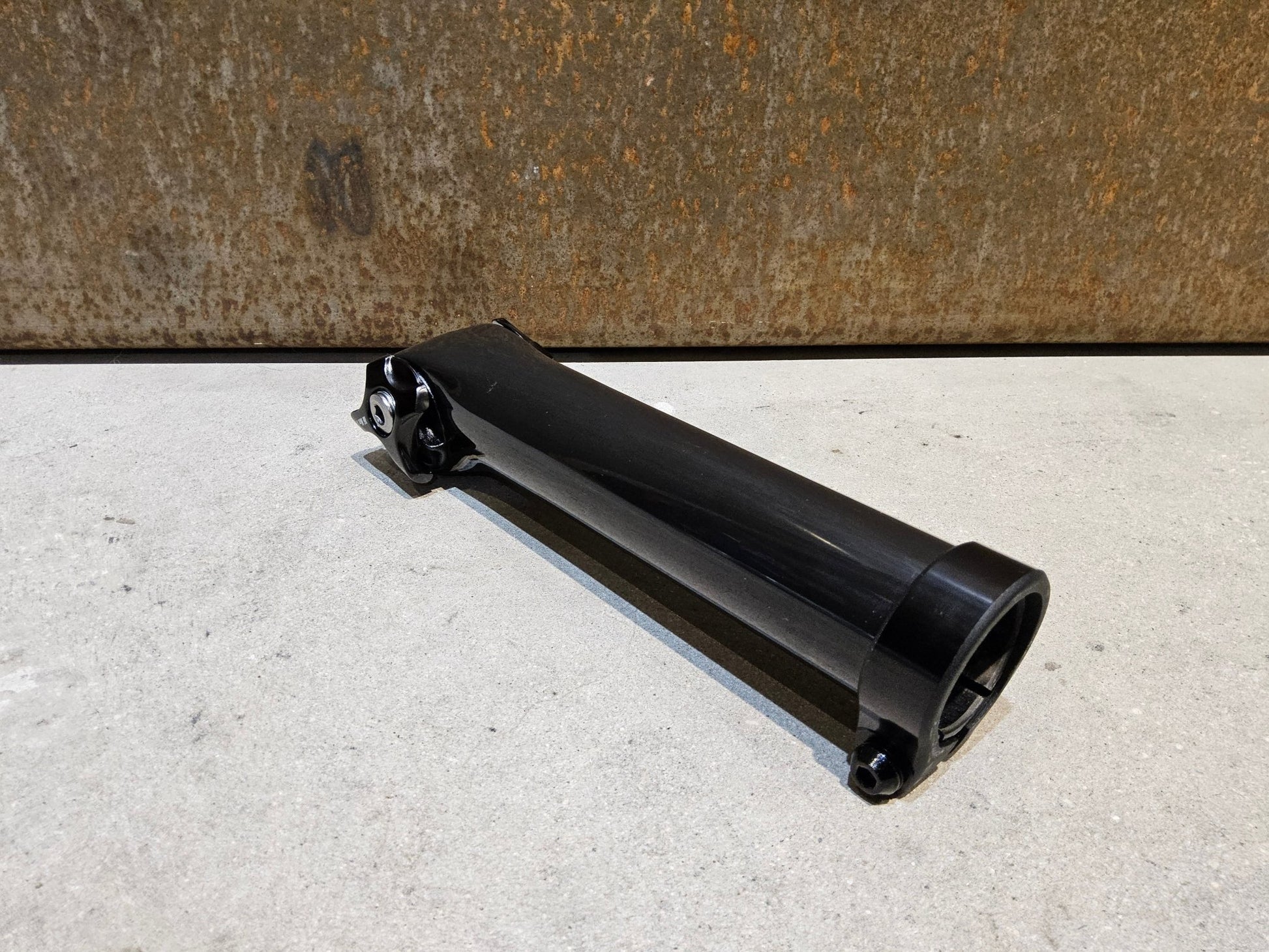 Sattelstütze von Bontrager, TREK SEAT MAST CARBON SITZTURMAUFSATZ SATTELSTÜTZE 175MM / SB 5MM vor USEDBIKES - OB.DE Hintergrund