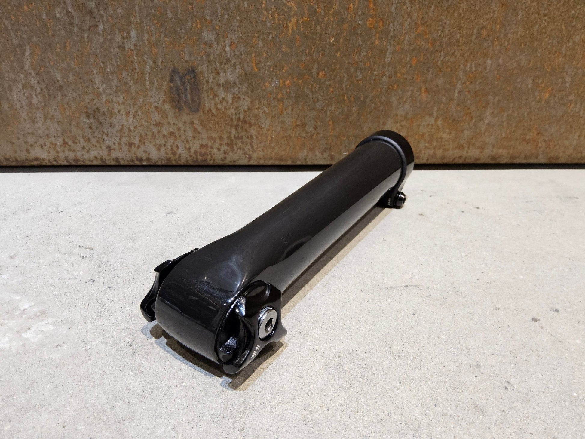 Sattelstütze von Bontrager, TREK SEAT MAST CARBON SITZTURMAUFSATZ SATTELSTÜTZE 175MM / SB 5MM vor USEDBIKES - OB.DE Hintergrund