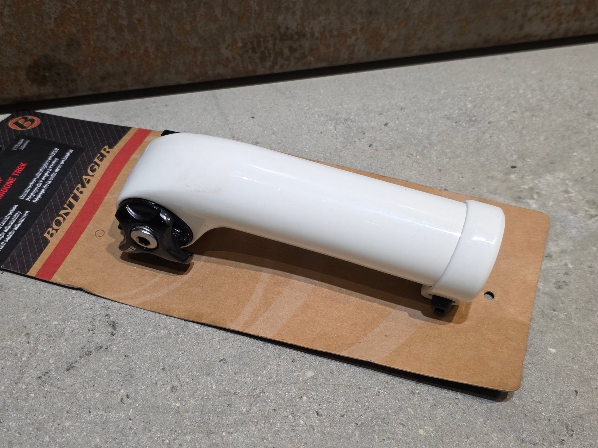 Sattelstütze von Bontrager, TREK SEAT MAST CARBON SITZTURMAUFSATZ SATTELSTÜTZE WEIß 135MM / SB 25MM in variant_title vor USEDBIKES - OB.DE Hintergrund