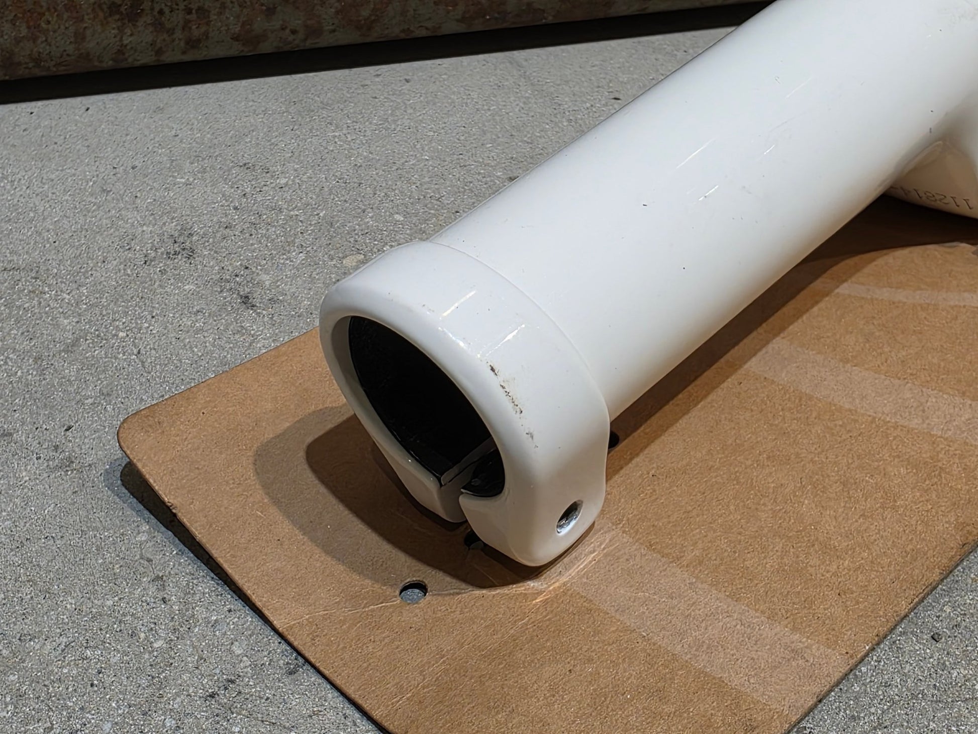 Sattelstütze von Bontrager, TREK SEAT MAST CARBON SITZTURMAUFSATZ SATTELSTÜTZE WEIß 135MM / SB 25MM in variant_title vor USEDBIKES - OB.DE Hintergrund