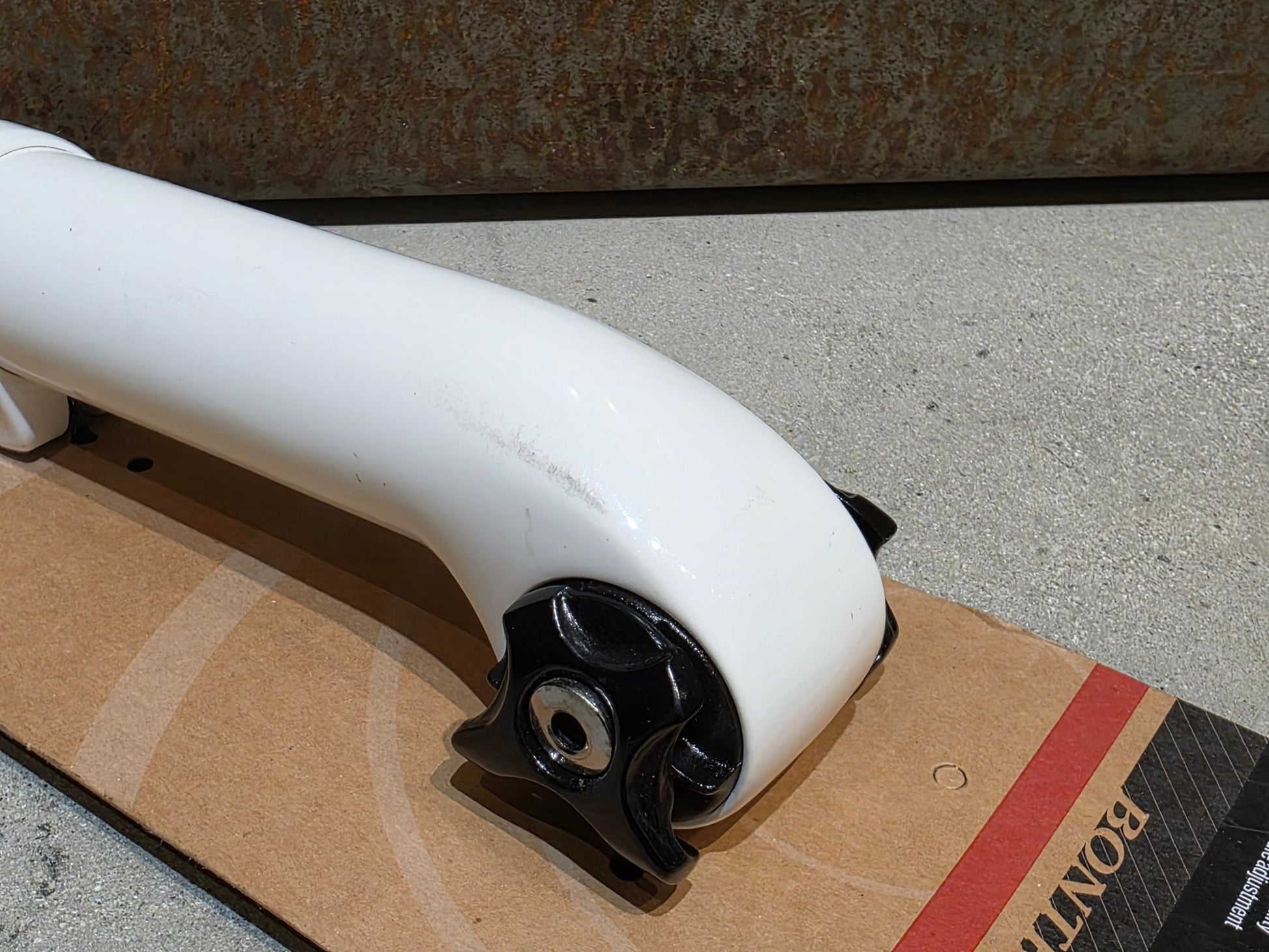 Sattelstütze von Bontrager, TREK SEAT MAST CARBON SITZTURMAUFSATZ SATTELSTÜTZE WEIß 135MM / SB 25MM in variant_title vor USEDBIKES - OB.DE Hintergrund