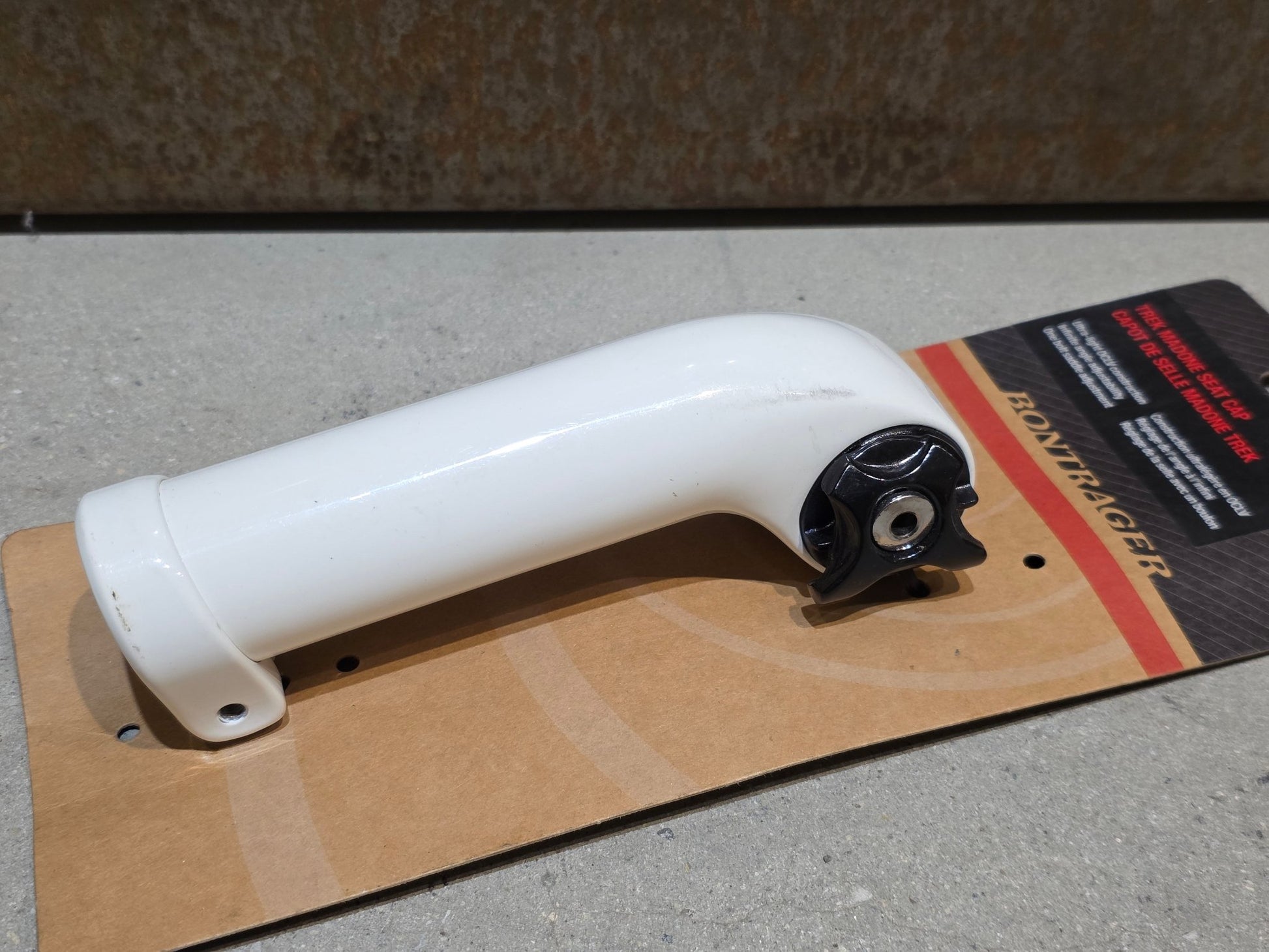 Sattelstütze von Bontrager, TREK SEAT MAST CARBON SITZTURMAUFSATZ SATTELSTÜTZE WEIß 135MM / SB 25MM in variant_title vor USEDBIKES - OB.DE Hintergrund