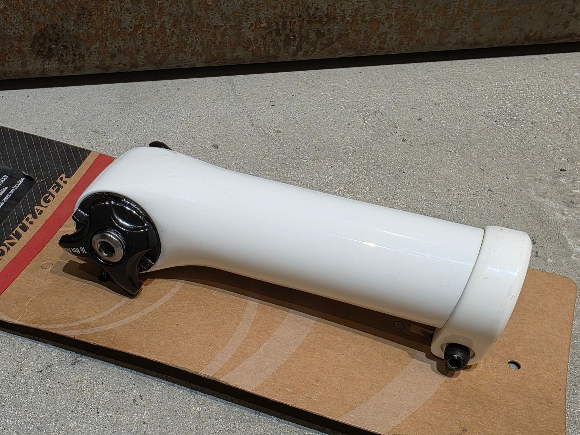 Sattelstütze von Bontrager, TREK SEAT MAST CARBON SITZTURMAUFSATZ SATTELSTÜTZE WEIß 135MM / SB 5MM in variant_title vor USEDBIKES - OB.DE Hintergrund