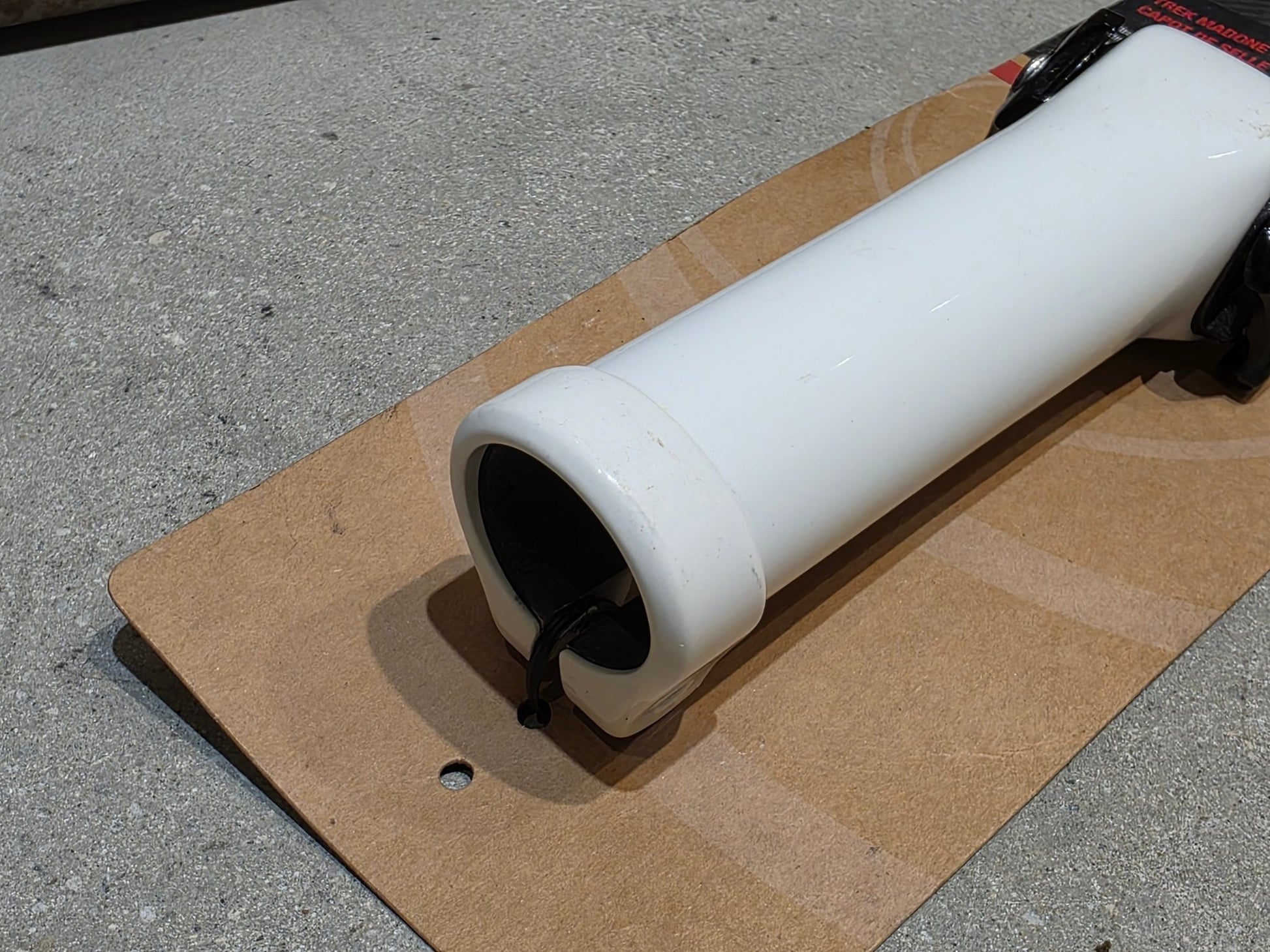 Sattelstütze von Bontrager, TREK SEAT MAST CARBON SITZTURMAUFSATZ SATTELSTÜTZE WEIß 135MM / SB 5MM in variant_title vor USEDBIKES - OB.DE Hintergrund