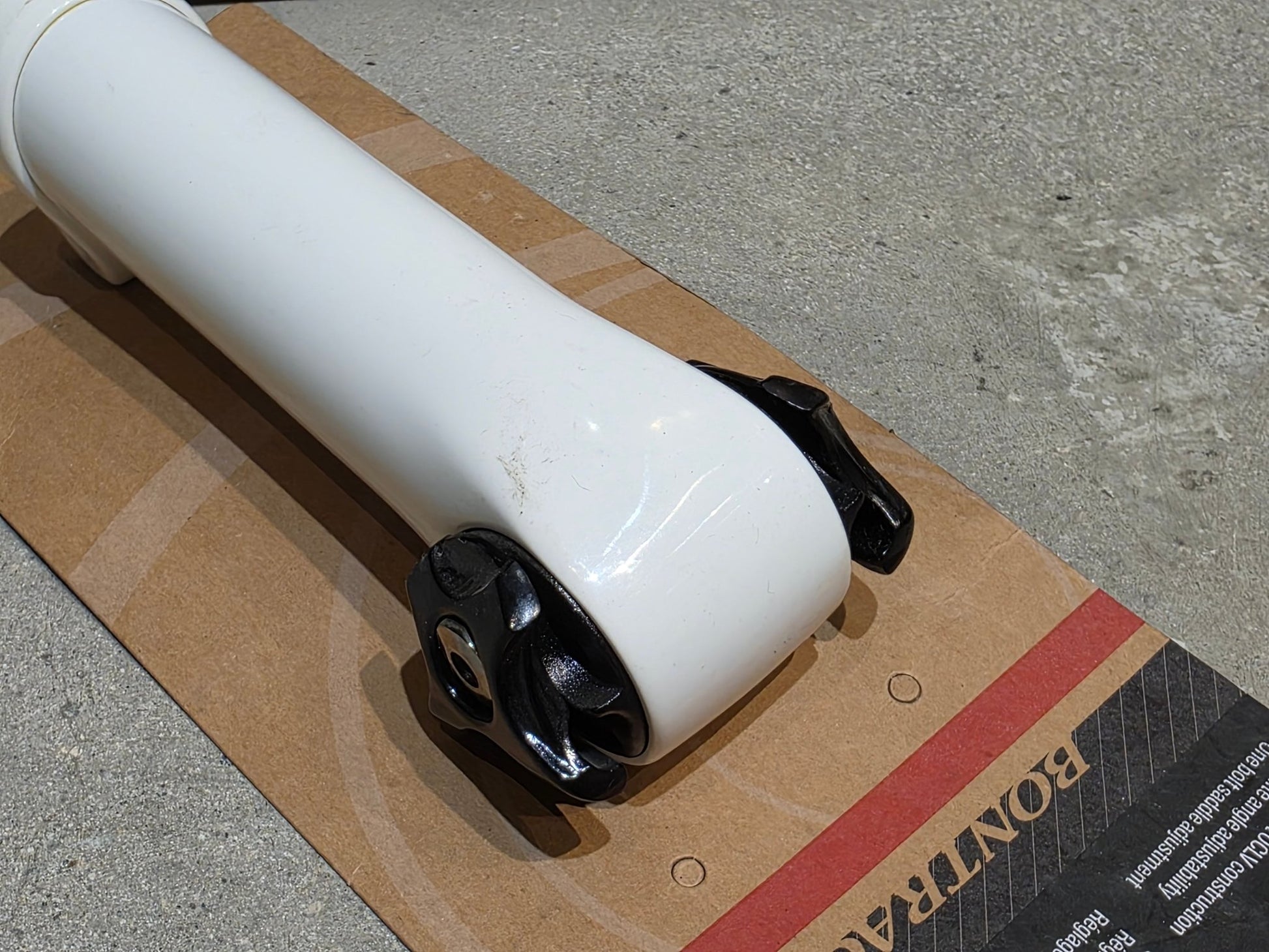 Sattelstütze von Bontrager, TREK SEAT MAST CARBON SITZTURMAUFSATZ SATTELSTÜTZE WEIß 135MM / SB 5MM in variant_title vor USEDBIKES - OB.DE Hintergrund