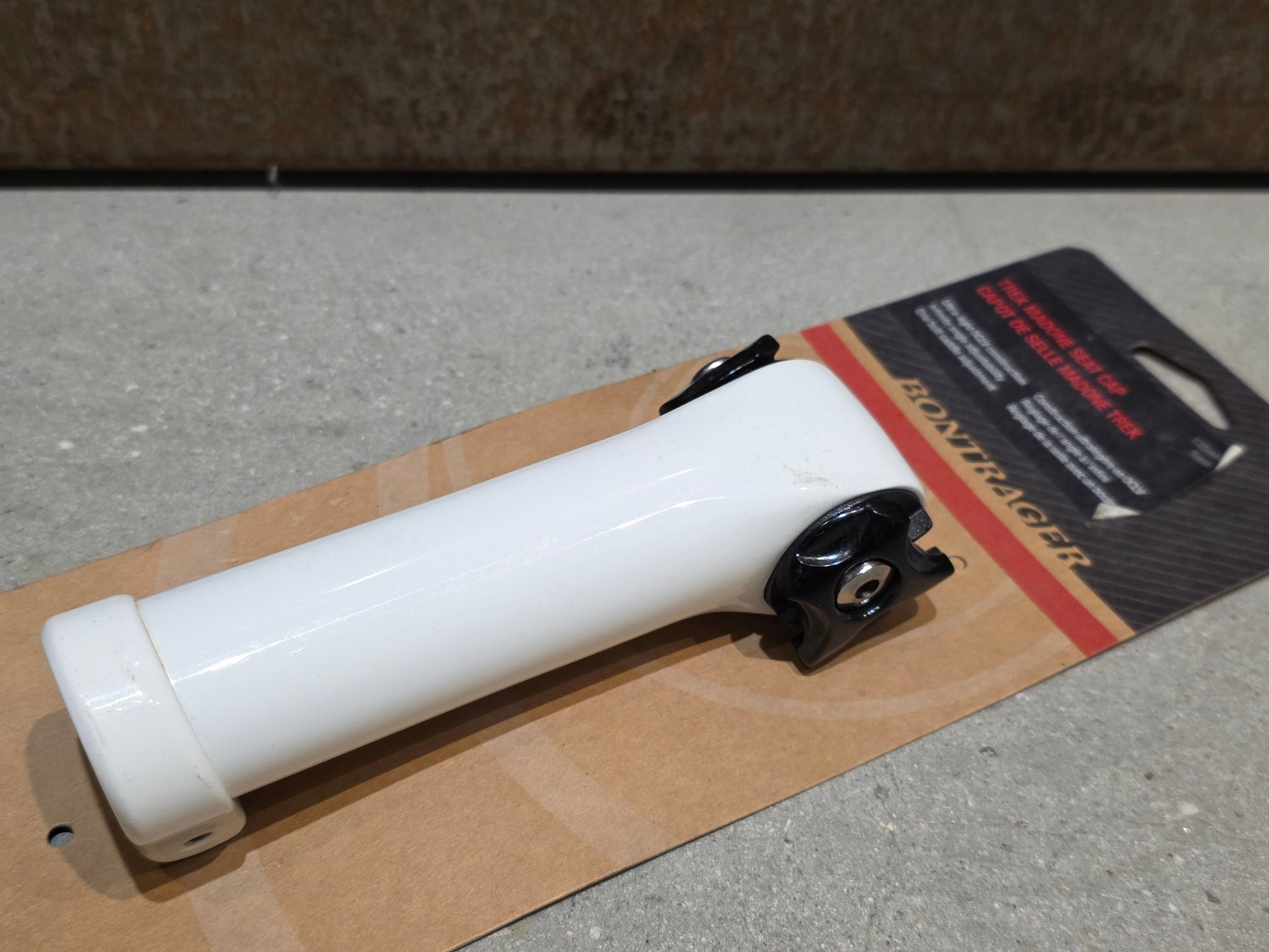 Sattelstütze von Bontrager, TREK SEAT MAST CARBON SITZTURMAUFSATZ SATTELSTÜTZE WEIß 135MM / SB 5MM in variant_title vor USEDBIKES - OB.DE Hintergrund